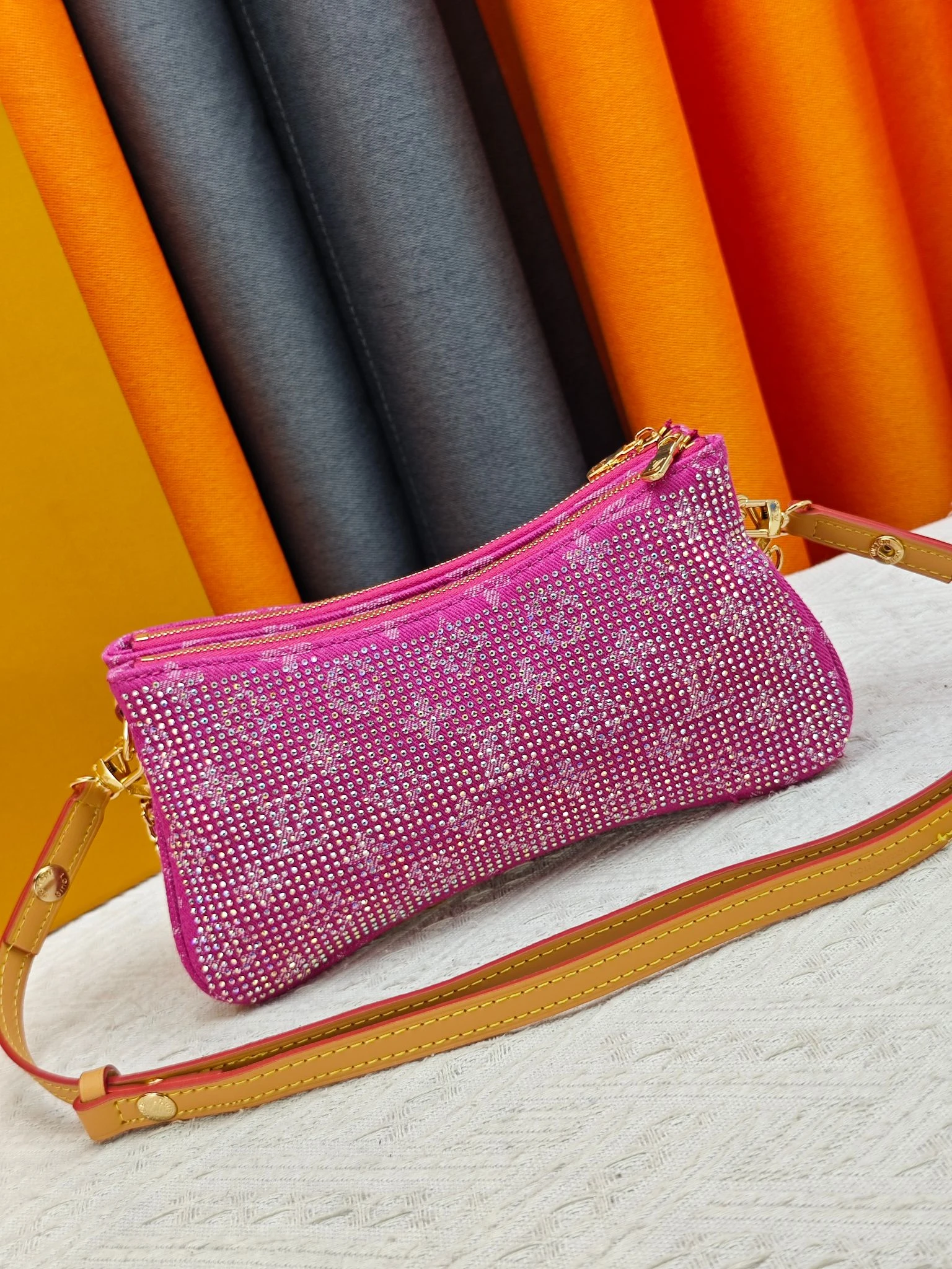LV Liv Pochette