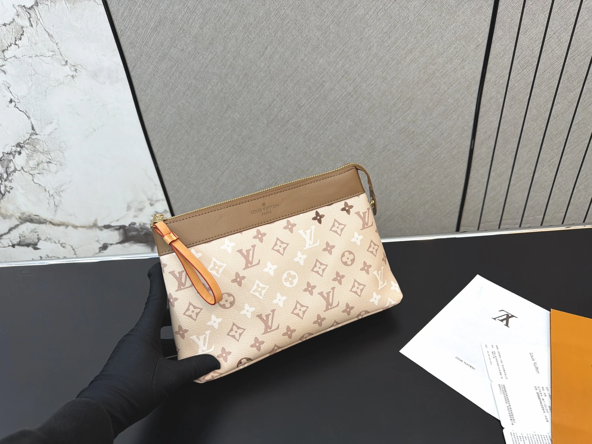 LV POCHETTE VOYAGE