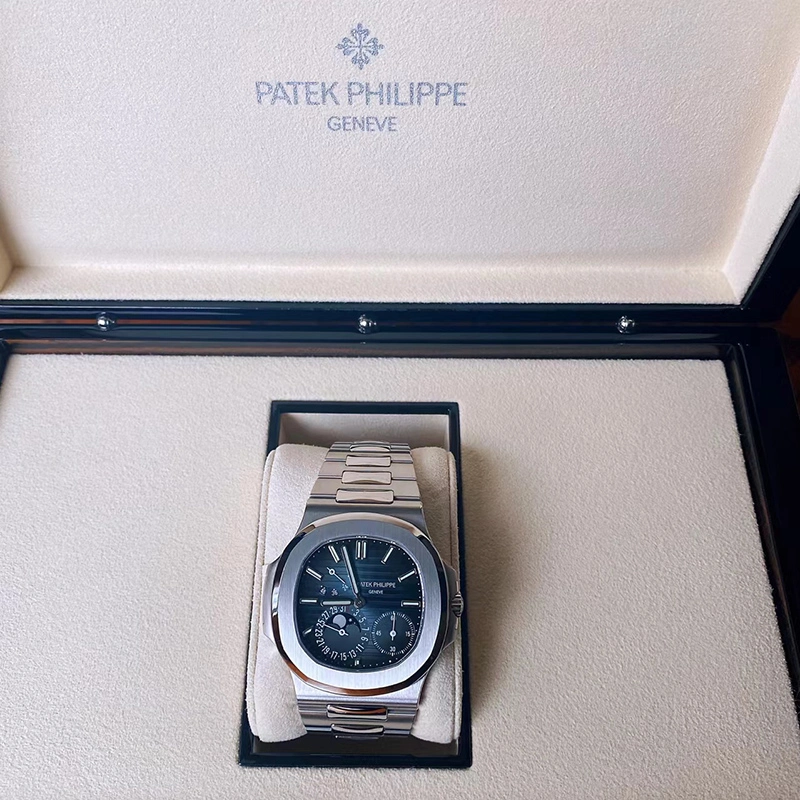 5712/1A PATEK PHILIPPE- NAUTILUS