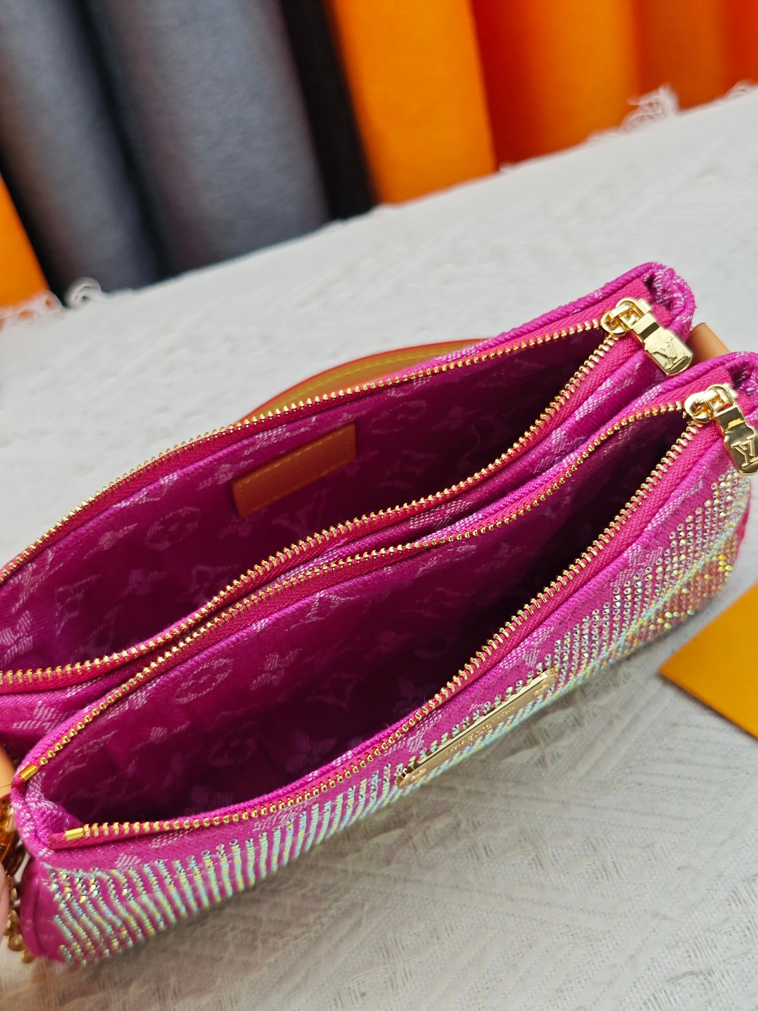 LV Liv Pochette