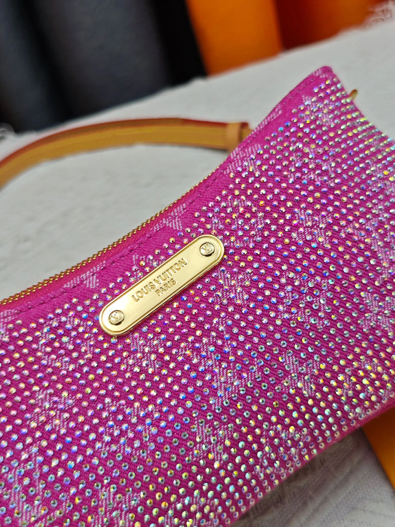 LV Liv Pochette