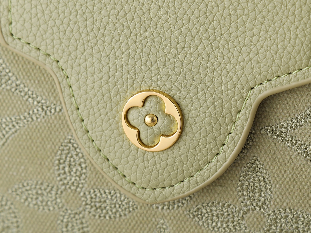 LV Capucines