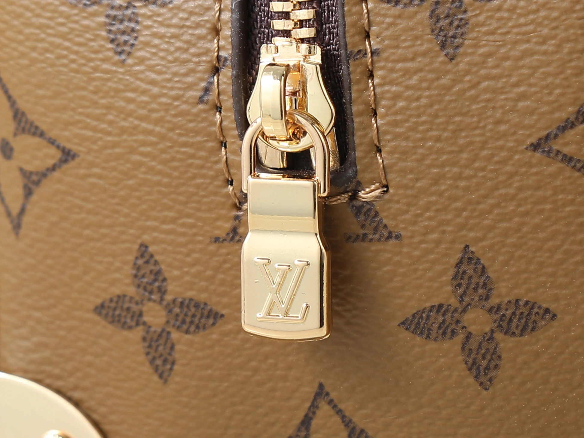LV LOCKER DOPP KIT TRUNK
