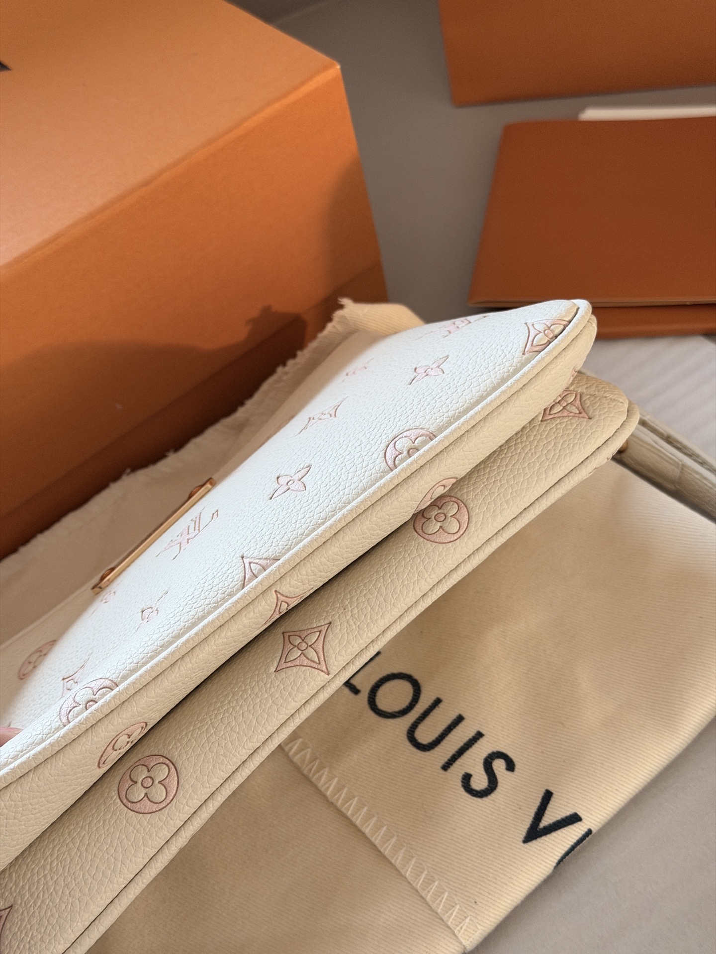 Liv Pochette