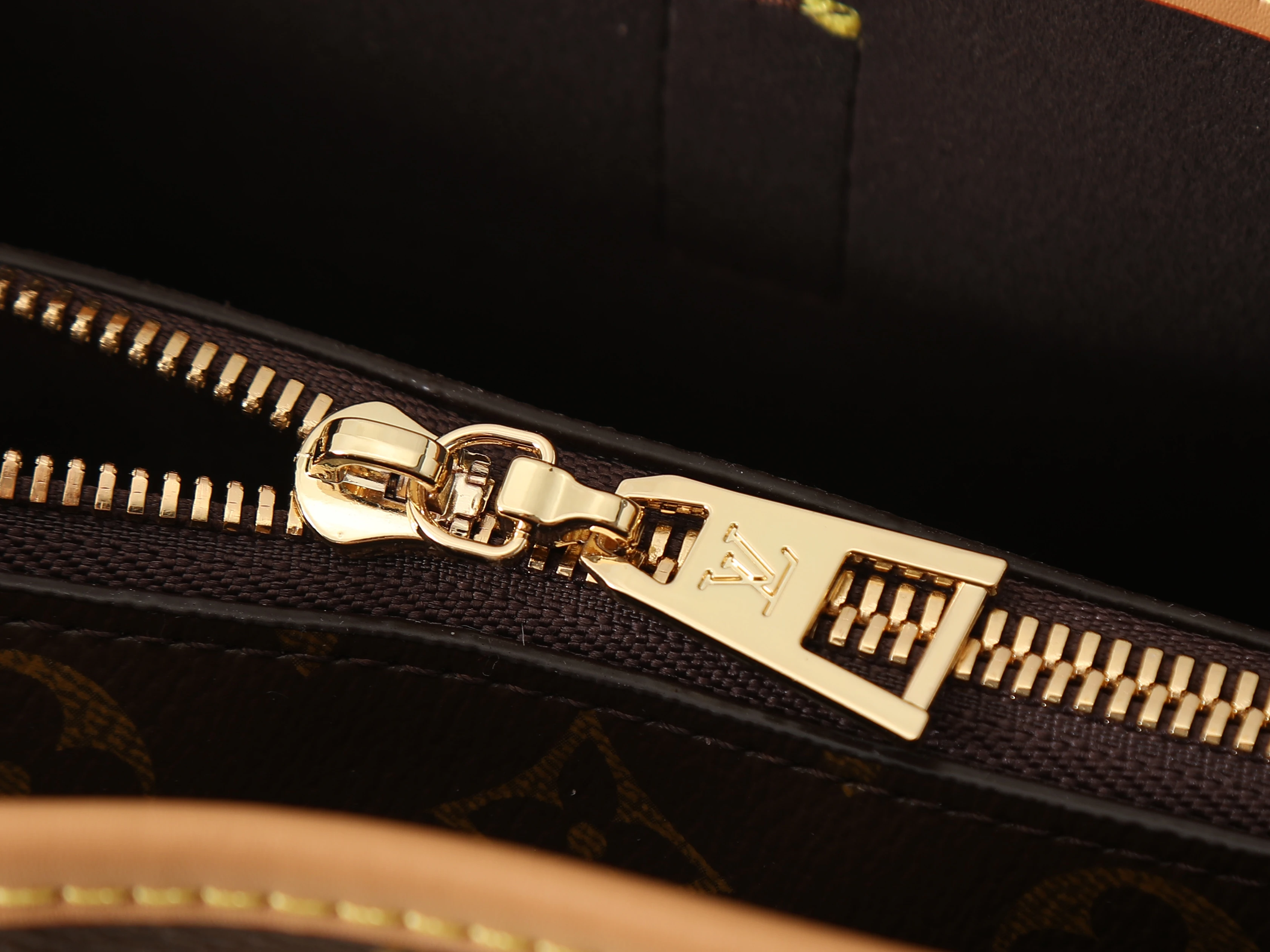 Nano Noé Shoulder Bag