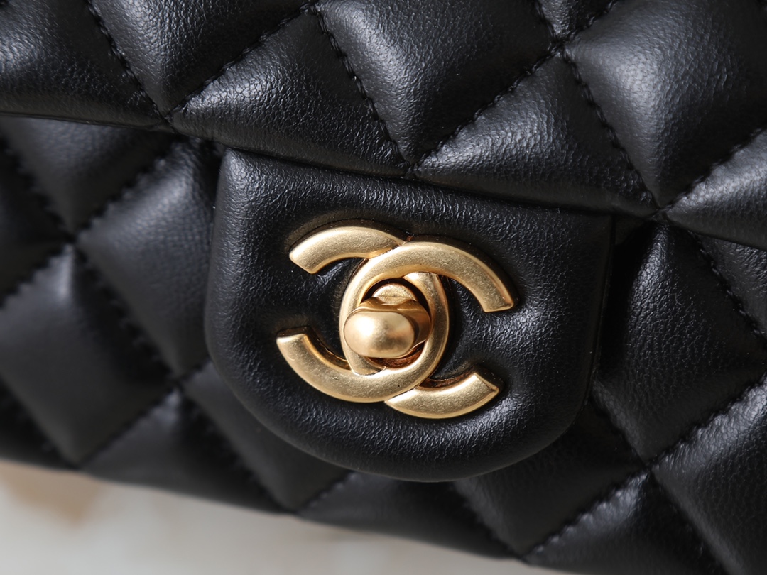 Chanel 25B Classic Flap