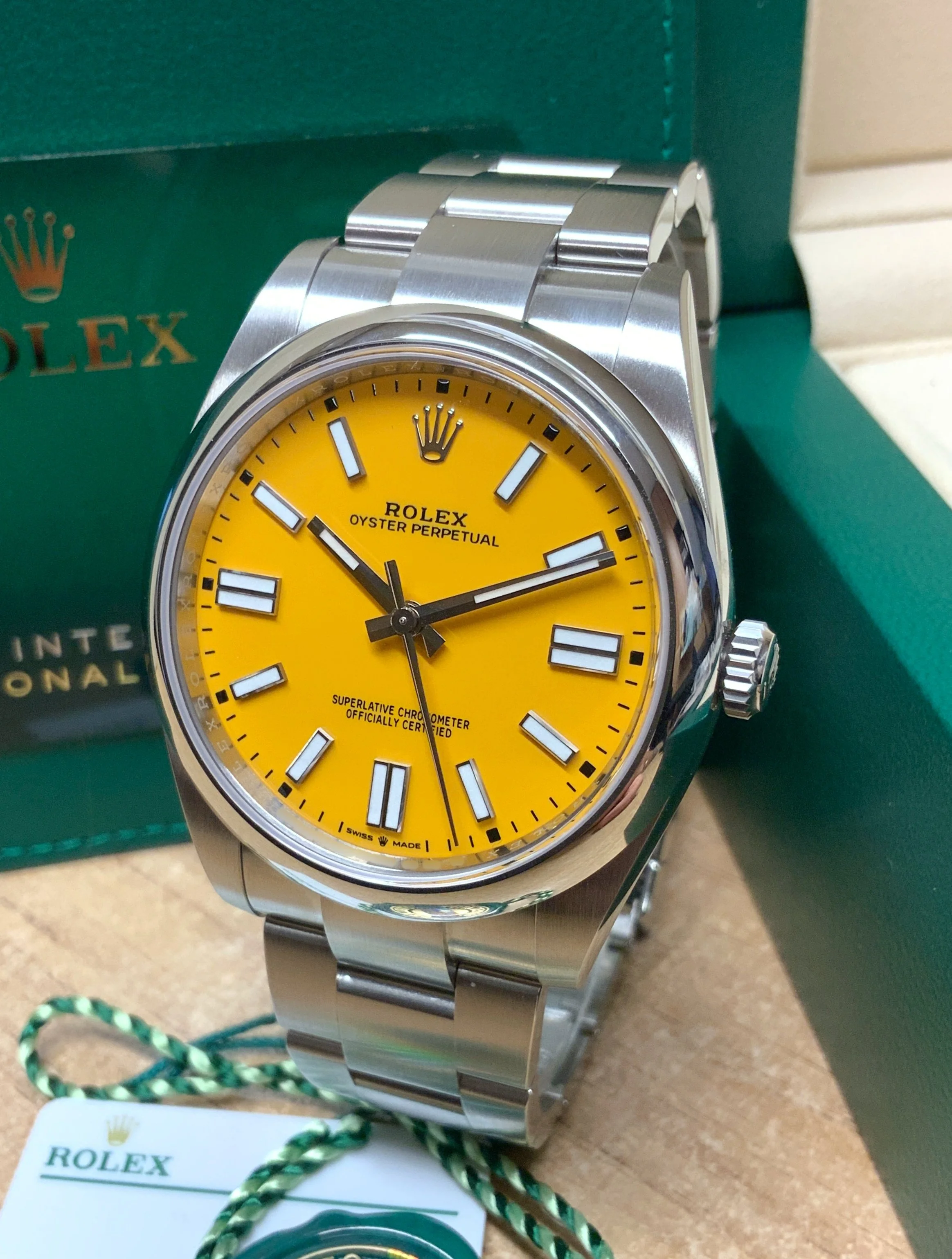 OYSTER PERPETUAL 124300 Series(Yellow)