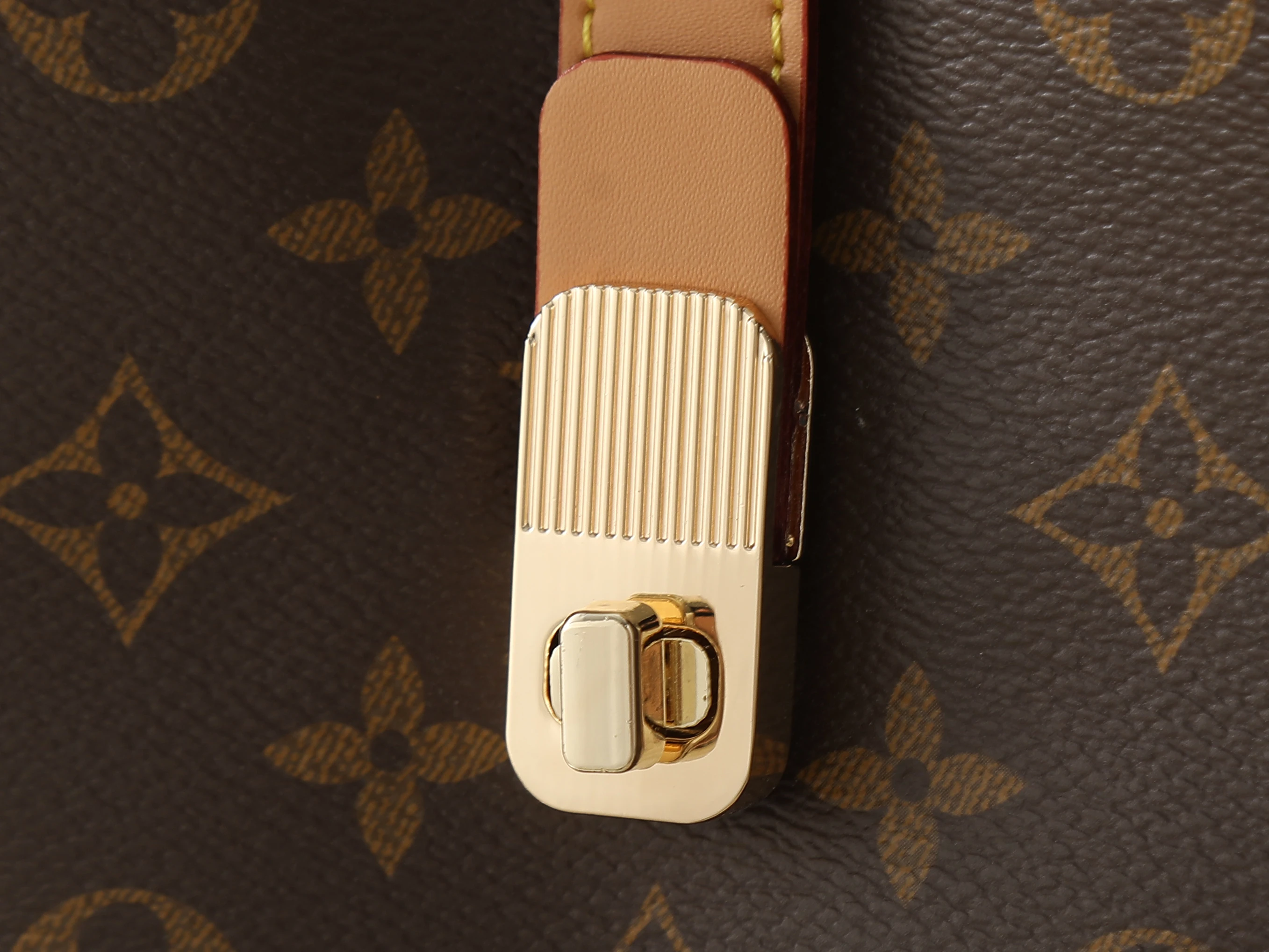 Nano Noé Shoulder Bag
