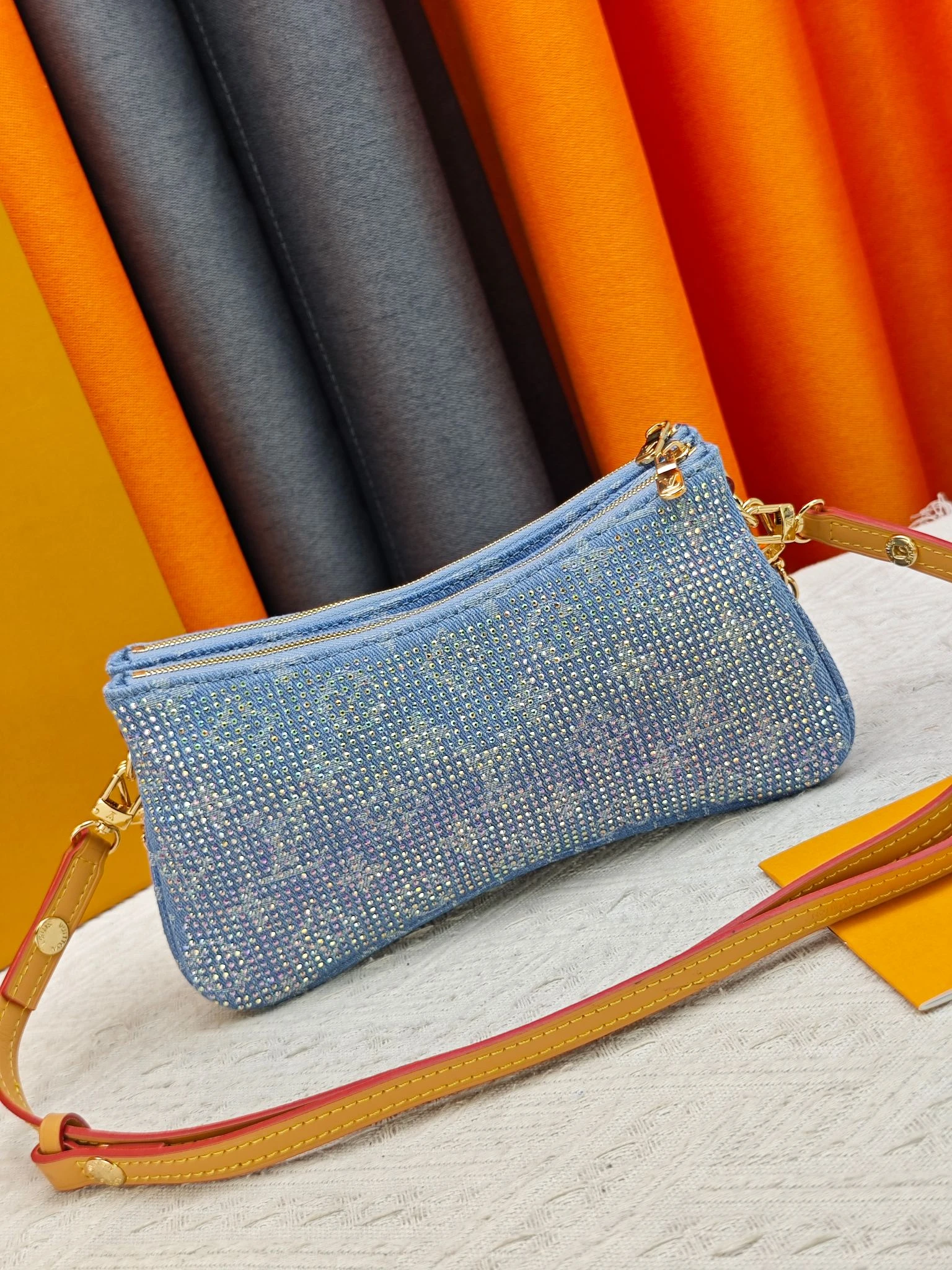 LV Liv Pochette