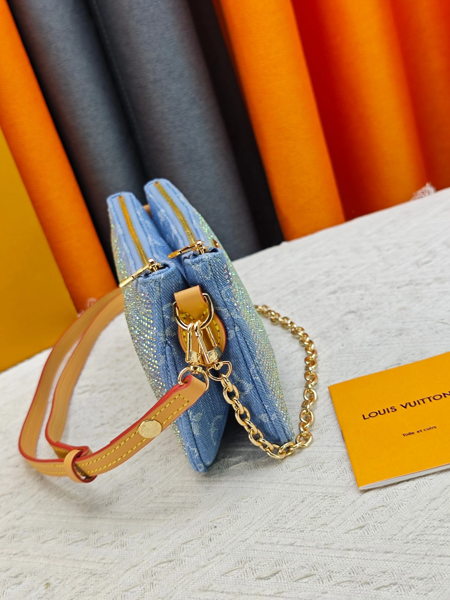 LV Liv Pochette