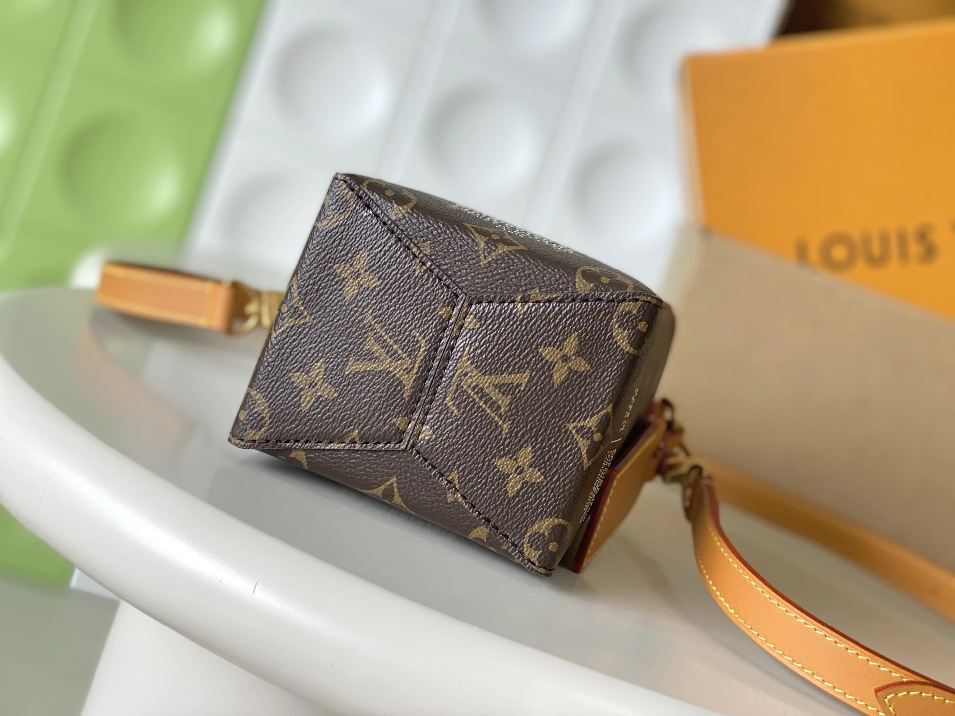 Milk shoulderbag