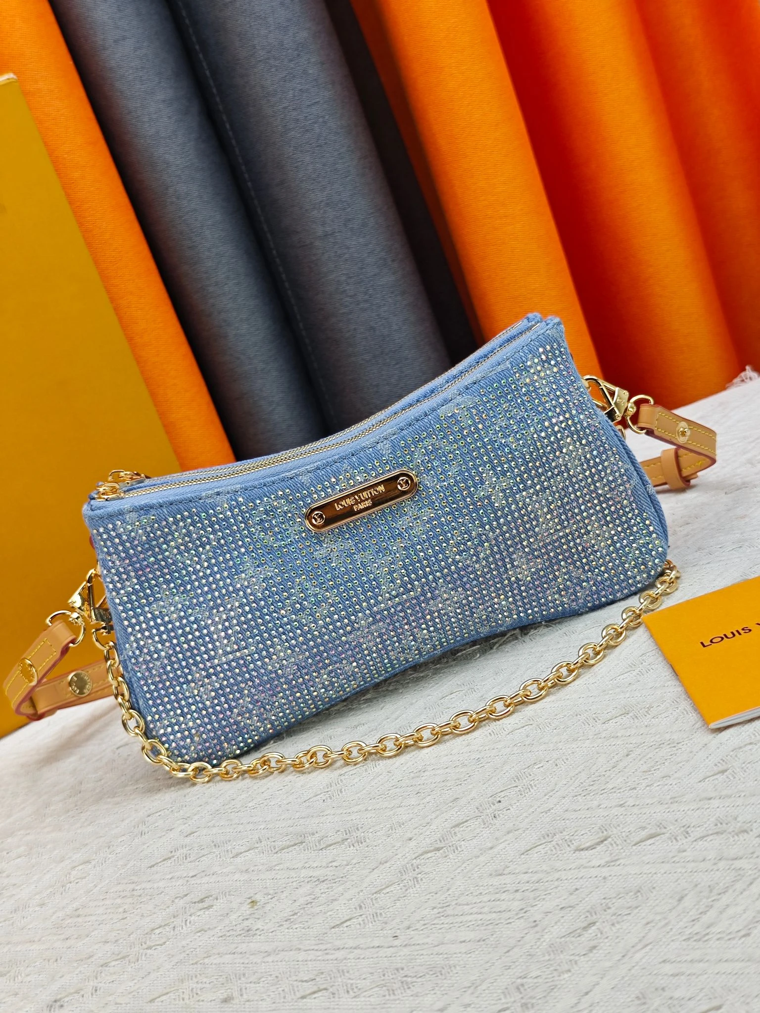 LV Liv Pochette