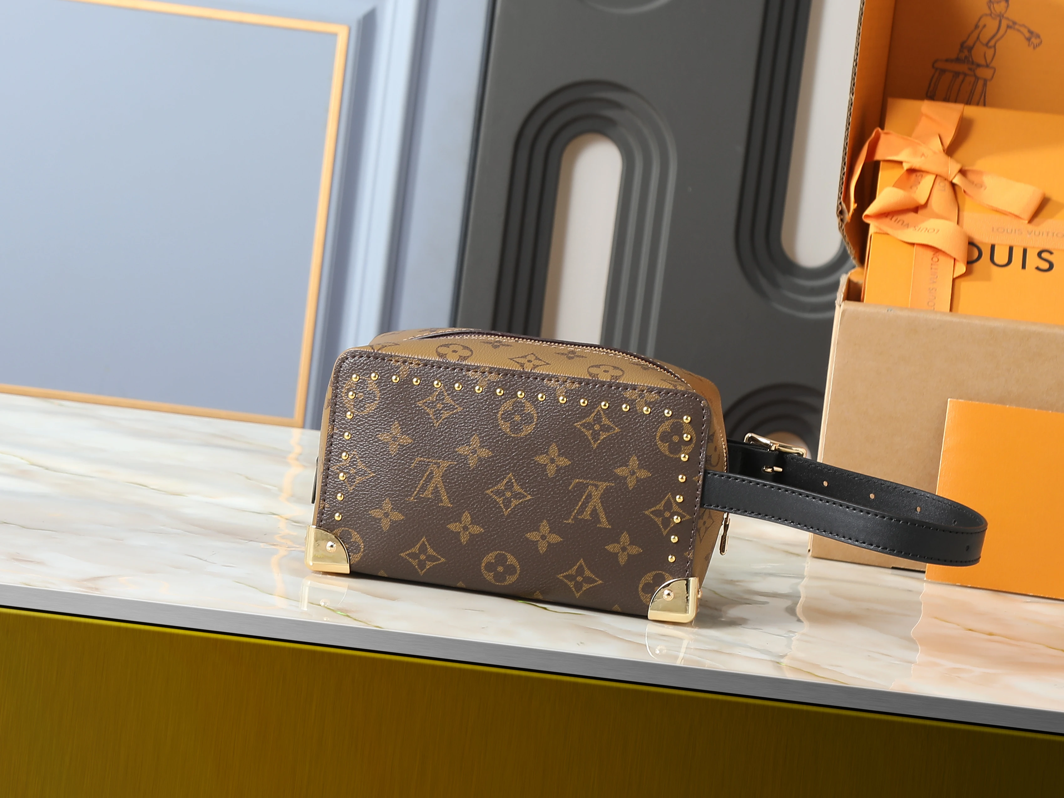 LV LOCKER DOPP KIT TRUNK