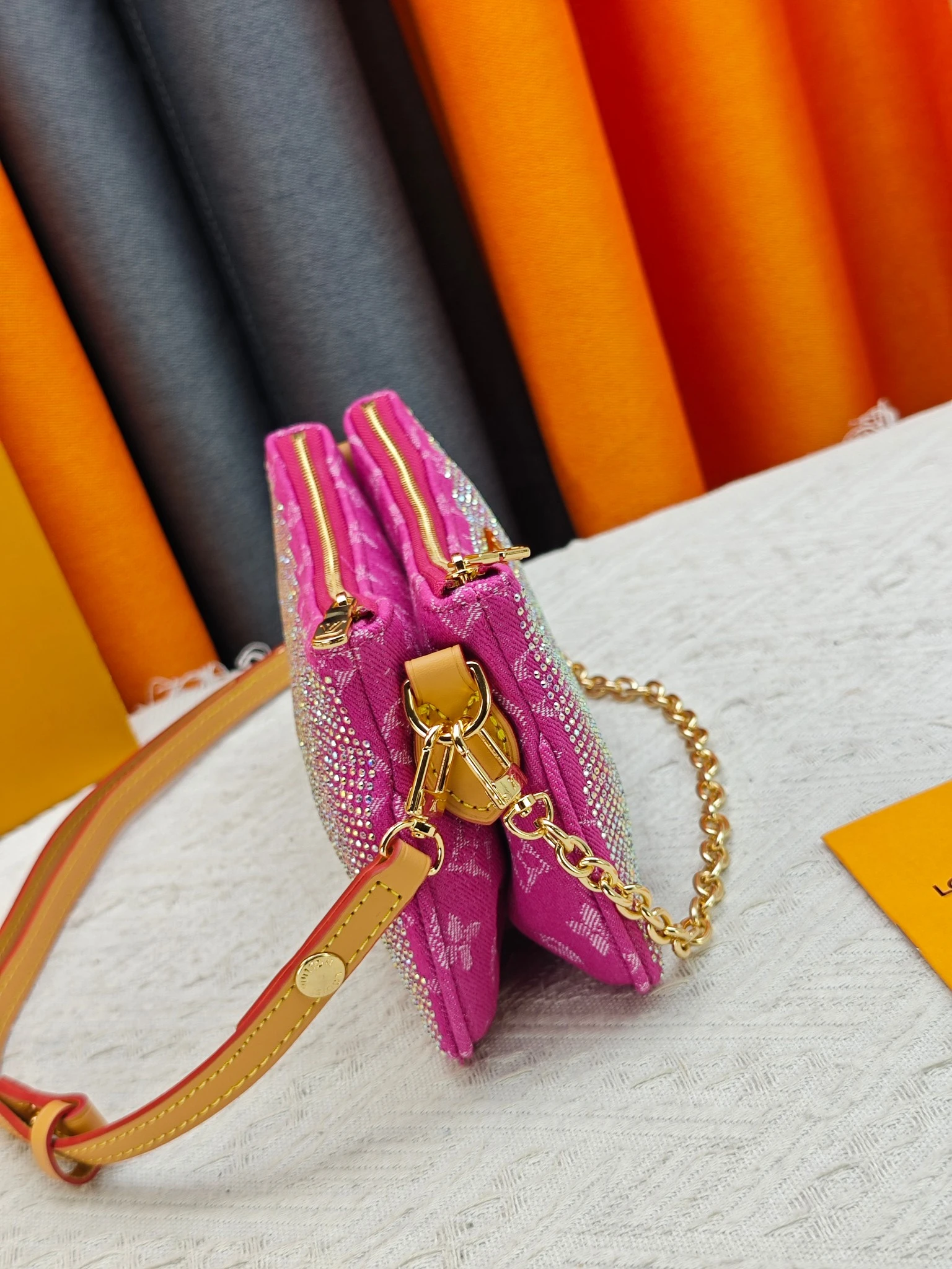 LV Liv Pochette