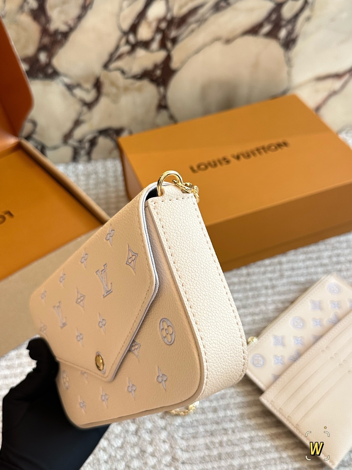 LV POCHETTE FÉLICIE