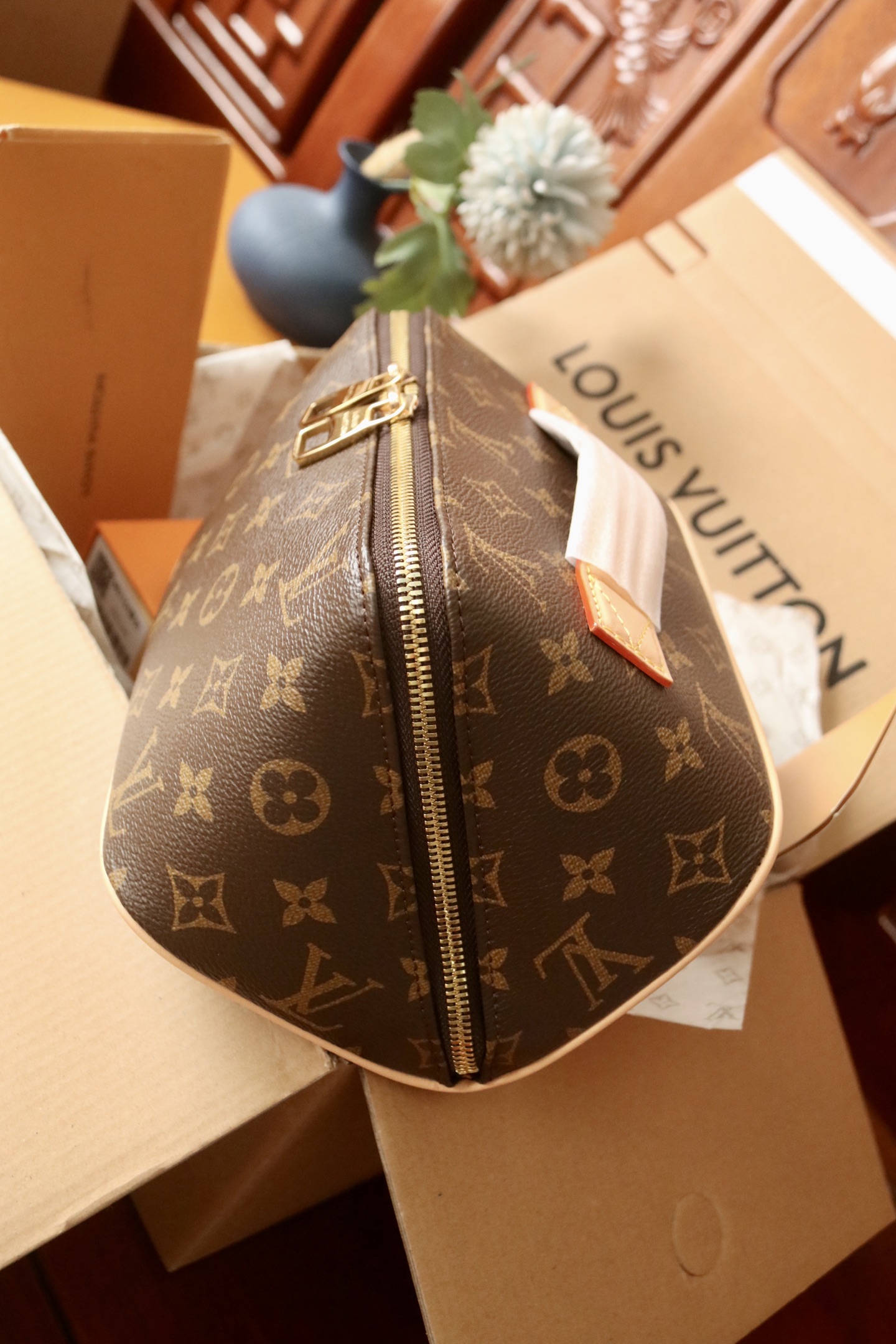 LV TOILETRY BAG