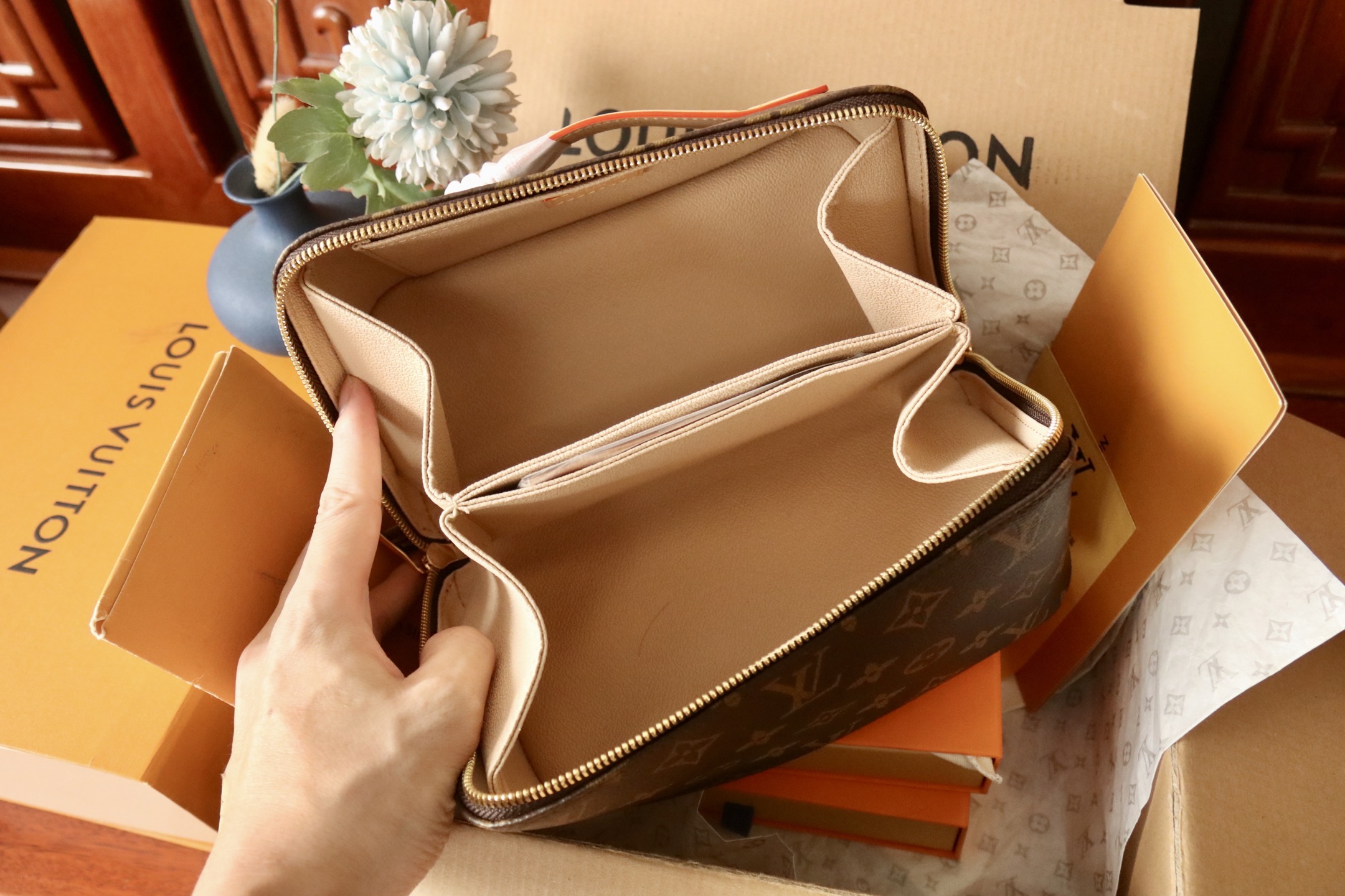LV TOILETRY BAG