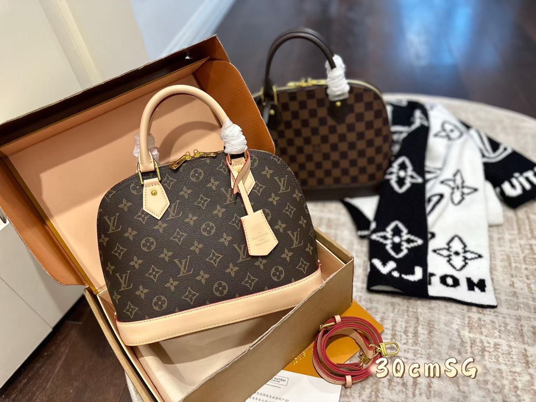 Louis Vuitton ALMA30