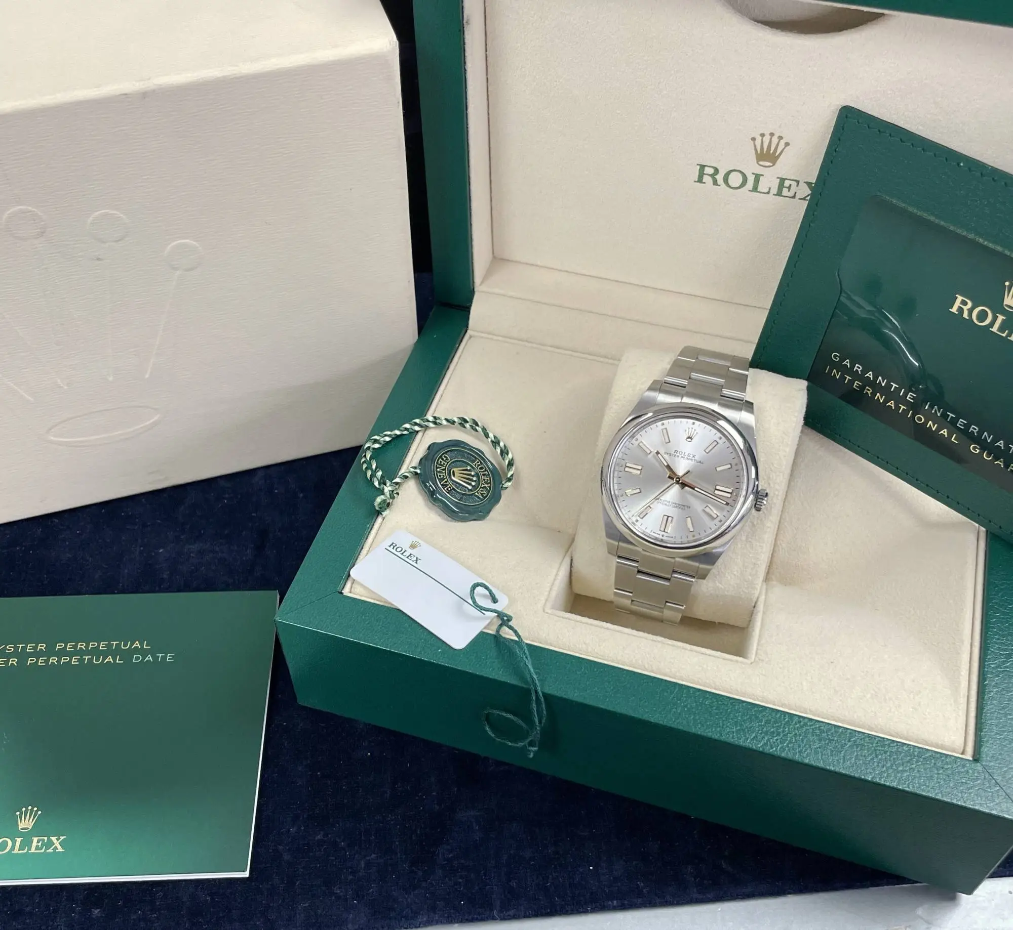 OYSTER PERPETUAL 124300 Series(Champagne gold)