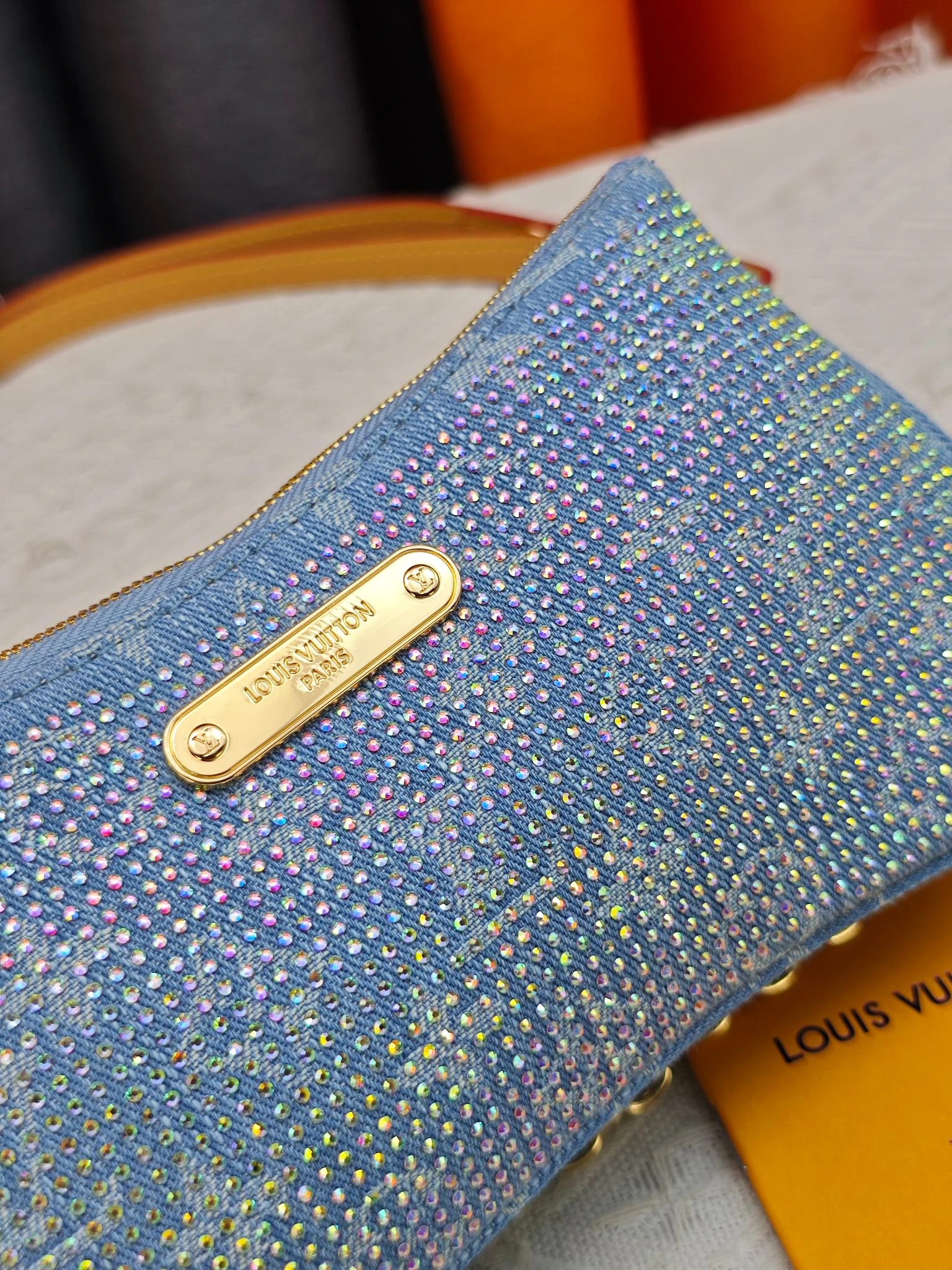 LV Liv Pochette