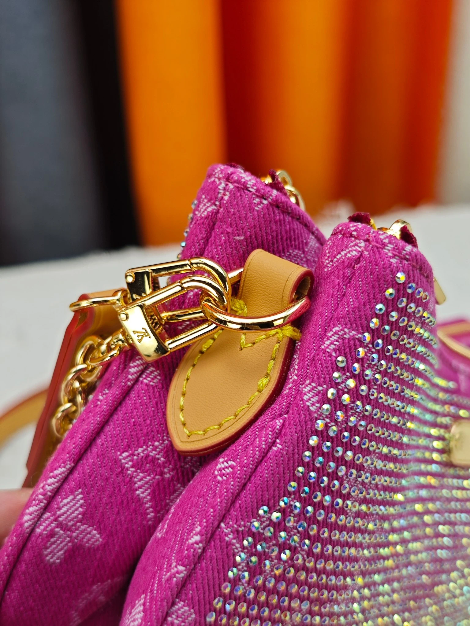 LV Liv Pochette
