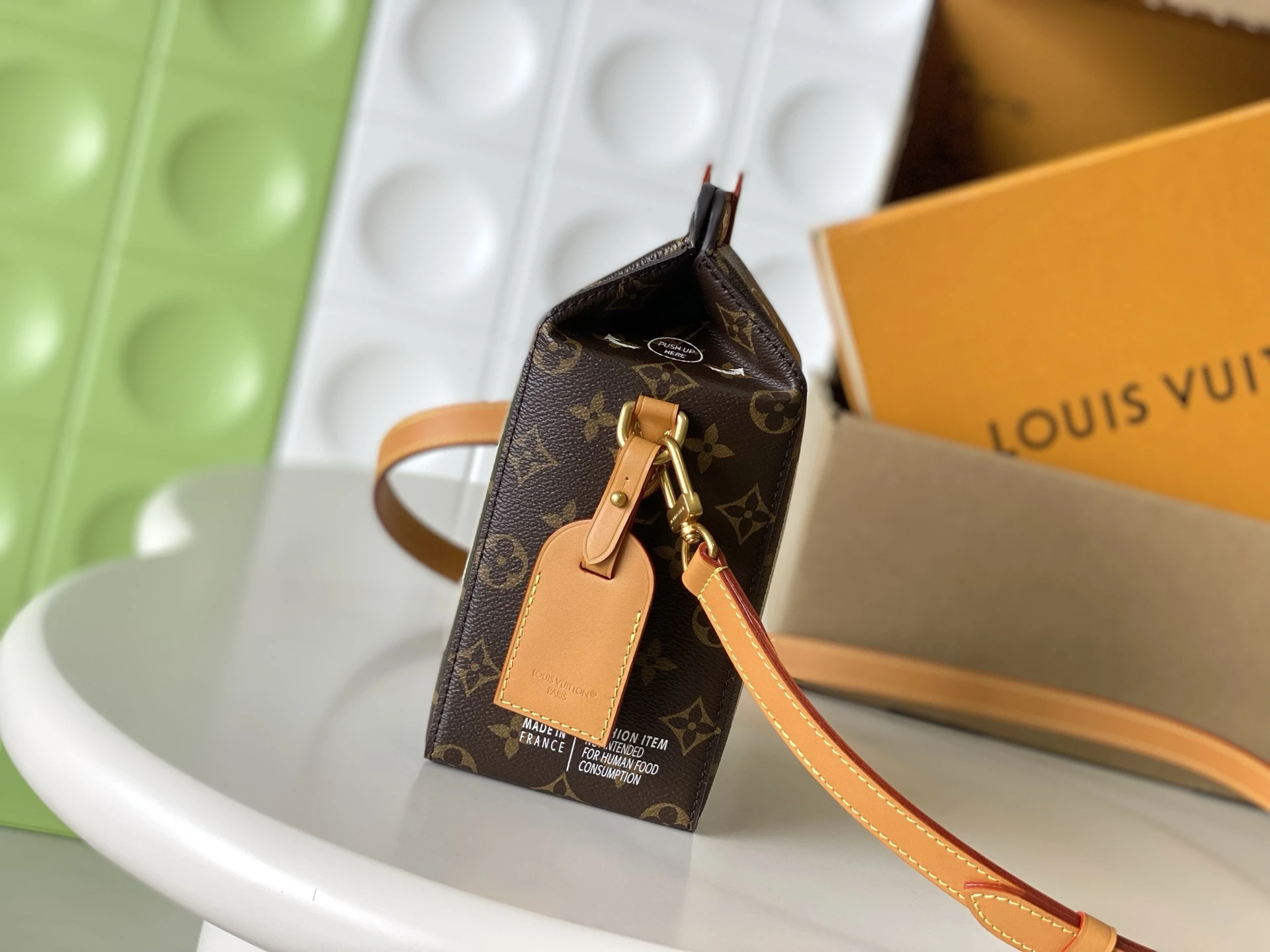 Milk shoulderbag