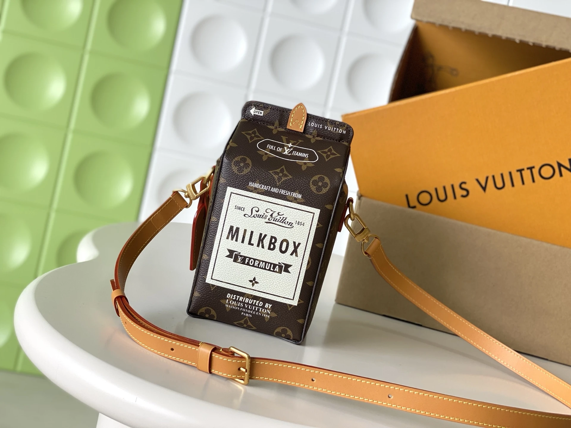 Milk shoulderbag