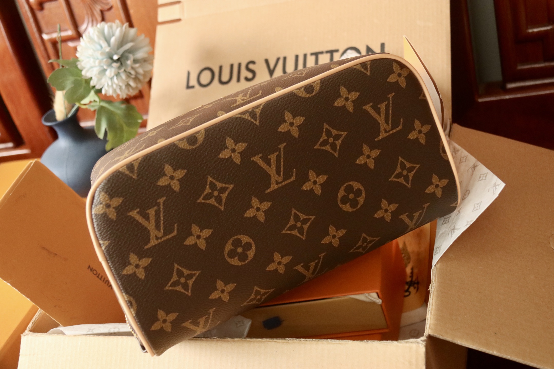 LV TOILETRY BAG