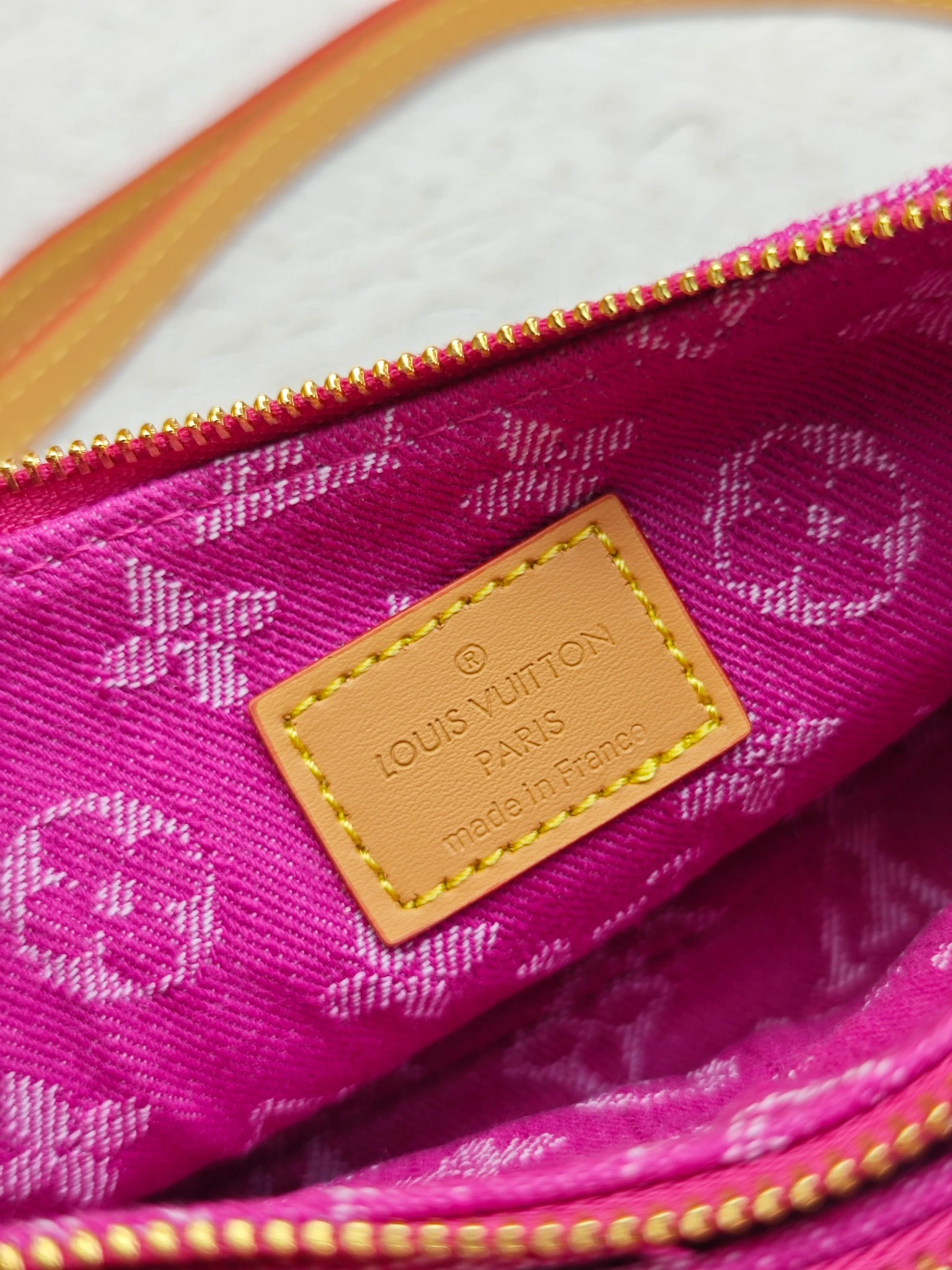 LV Liv Pochette