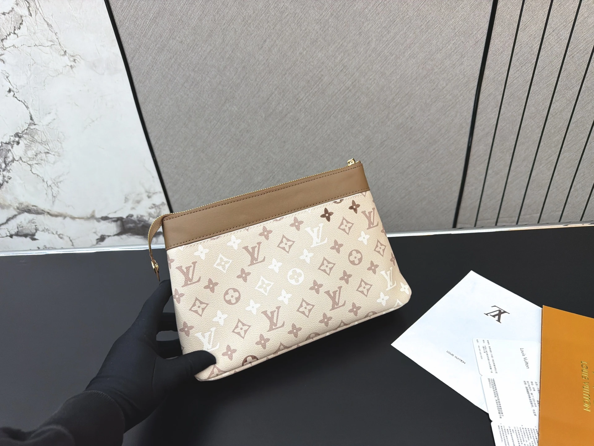 LV POCHETTE VOYAGE