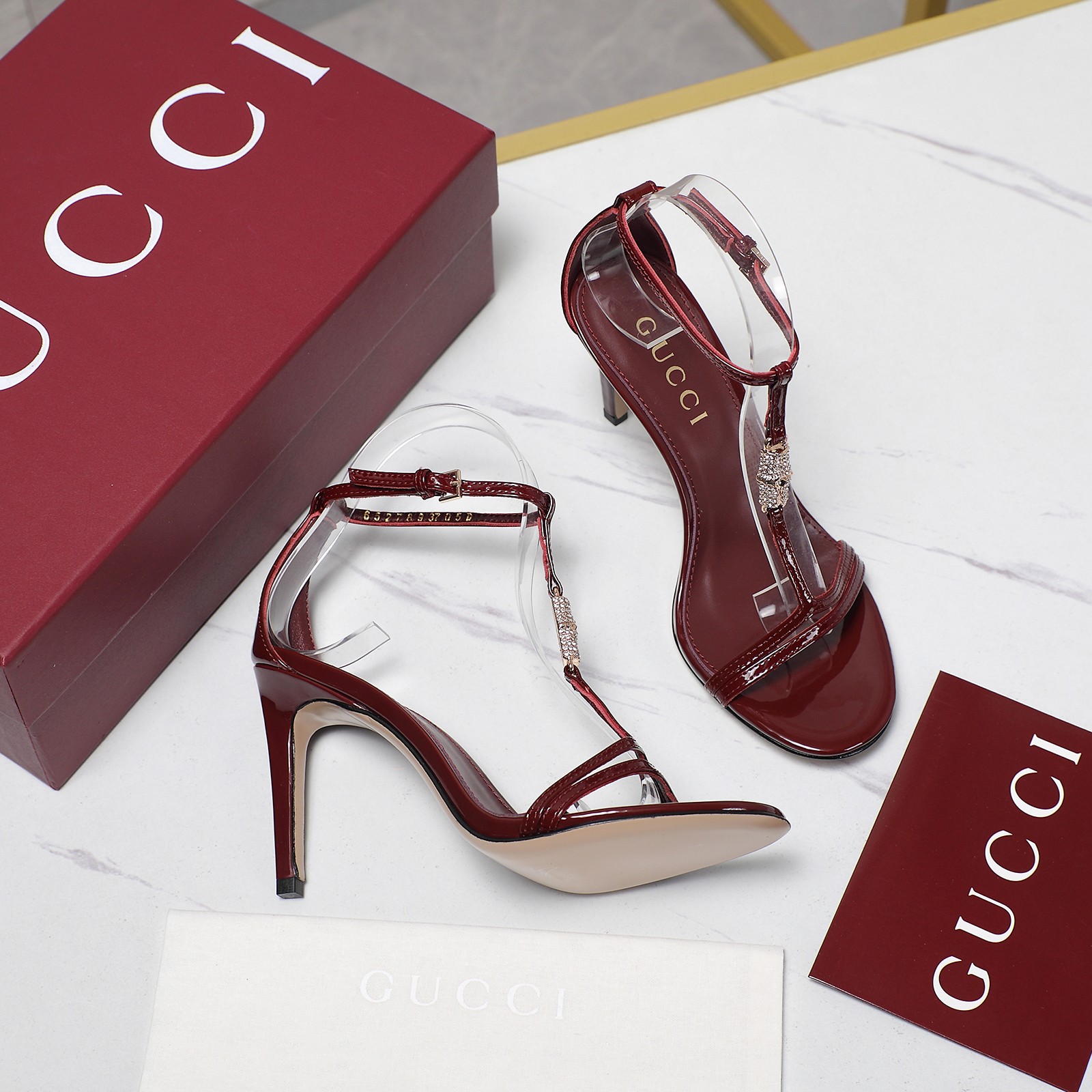 Gucci Round-toed sandals