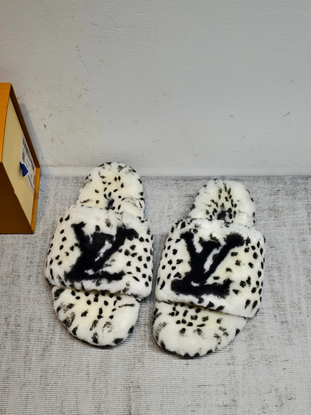LV 26K new fur slippers