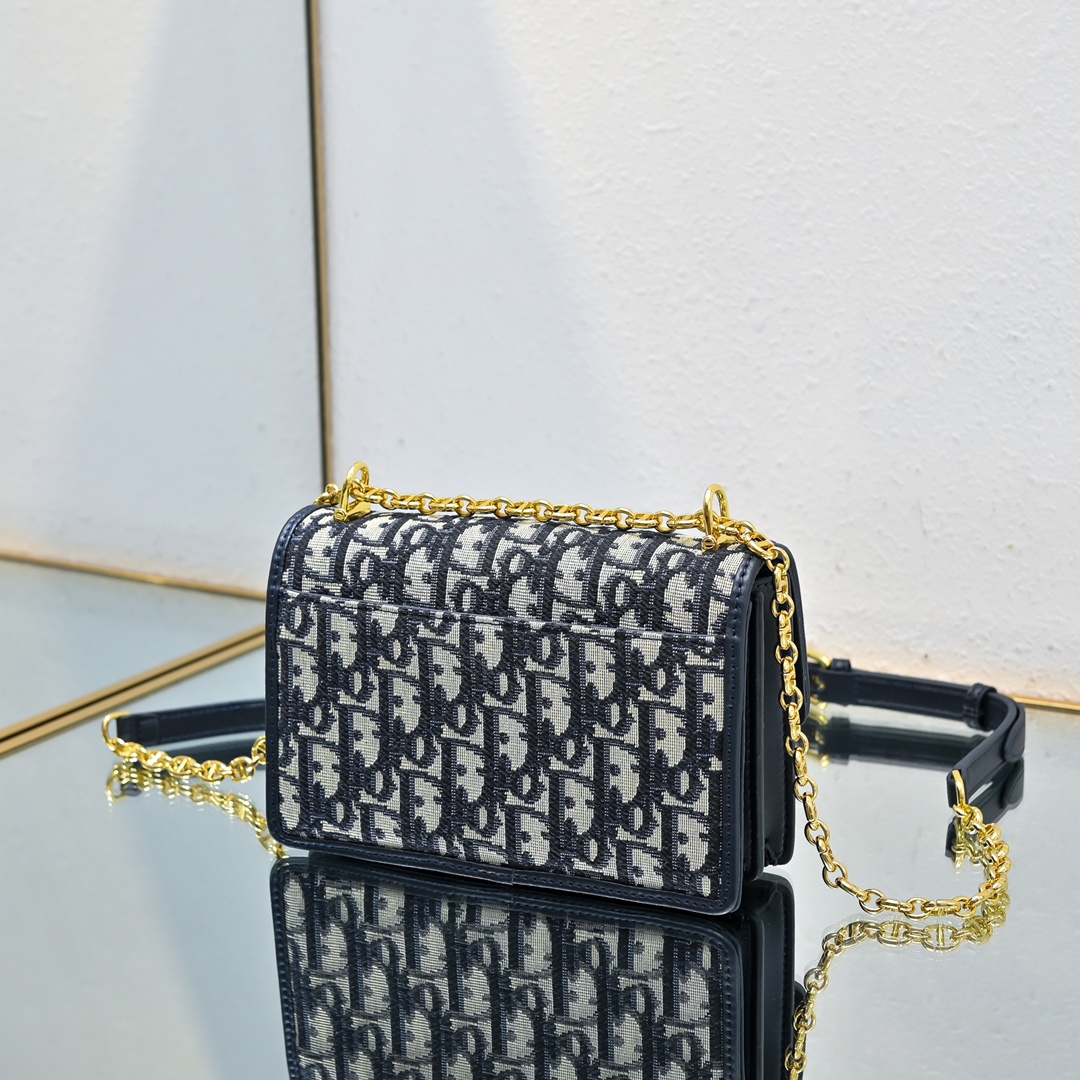 𝗗𝗶𝗼𝗿 𝗠𝗼𝗻𝘁𝗮𝗶𝗴𝗻𝗲 Chian Bag