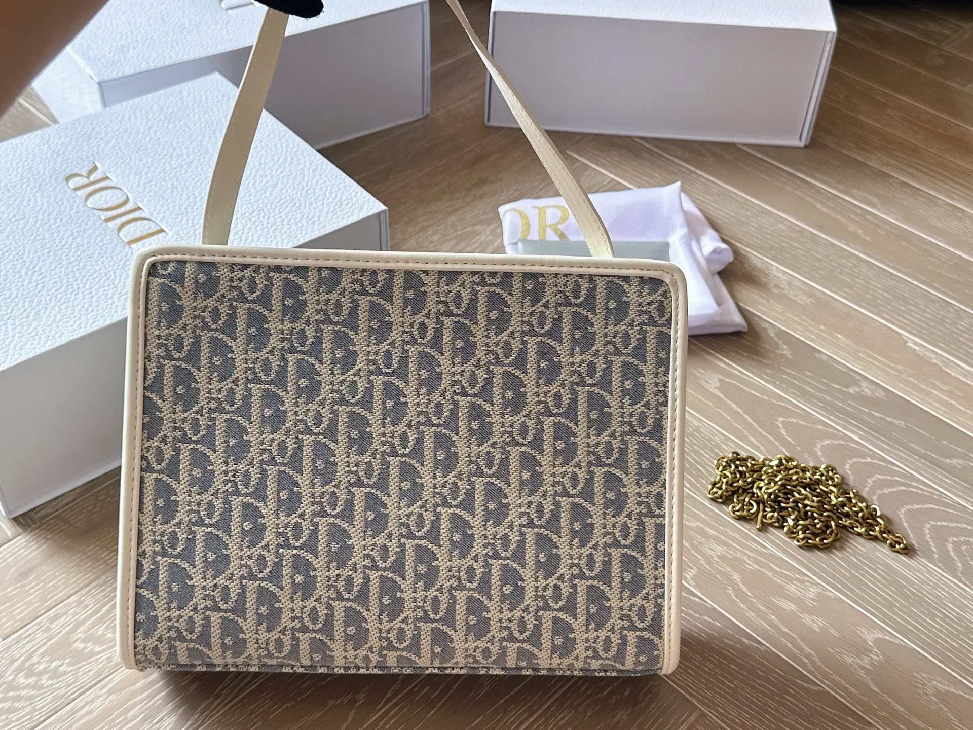 Dior Wallet On Chain
