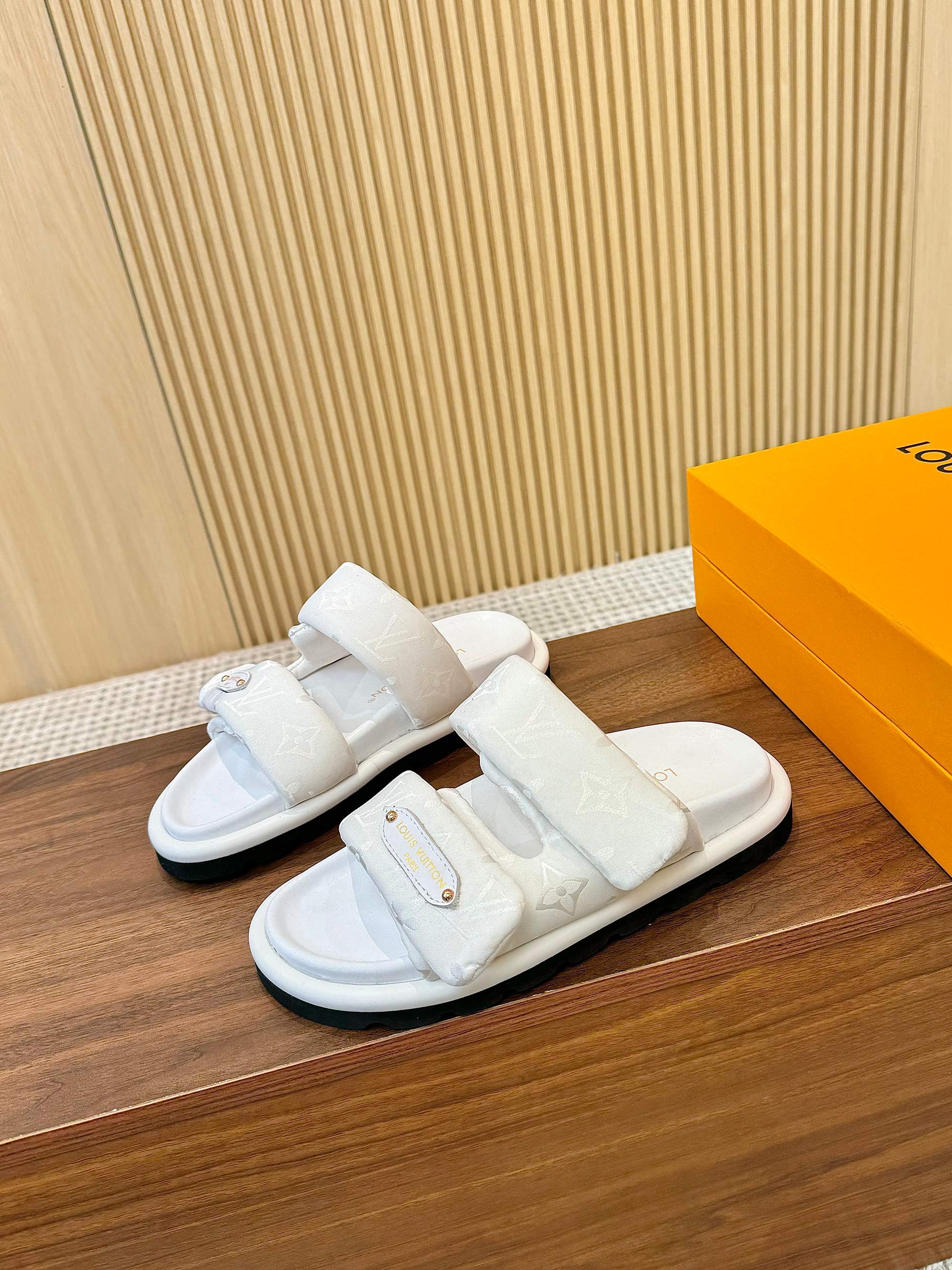 Louis Vuitton Slippers