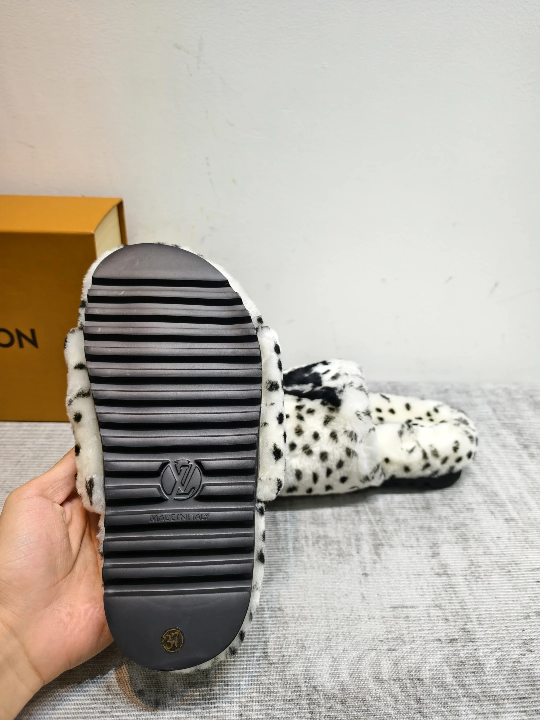 LV 26K new fur slippers