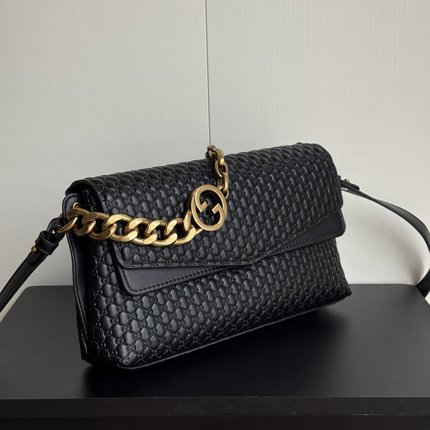 Gucci Embossing Chain Bag
