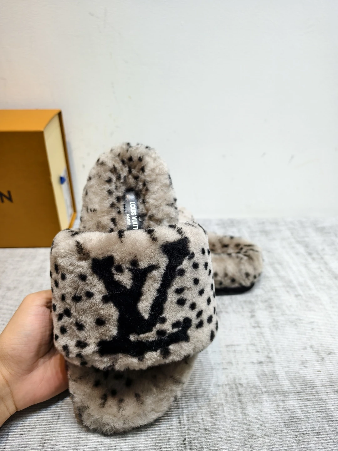 LV 26K New Fur Slippers