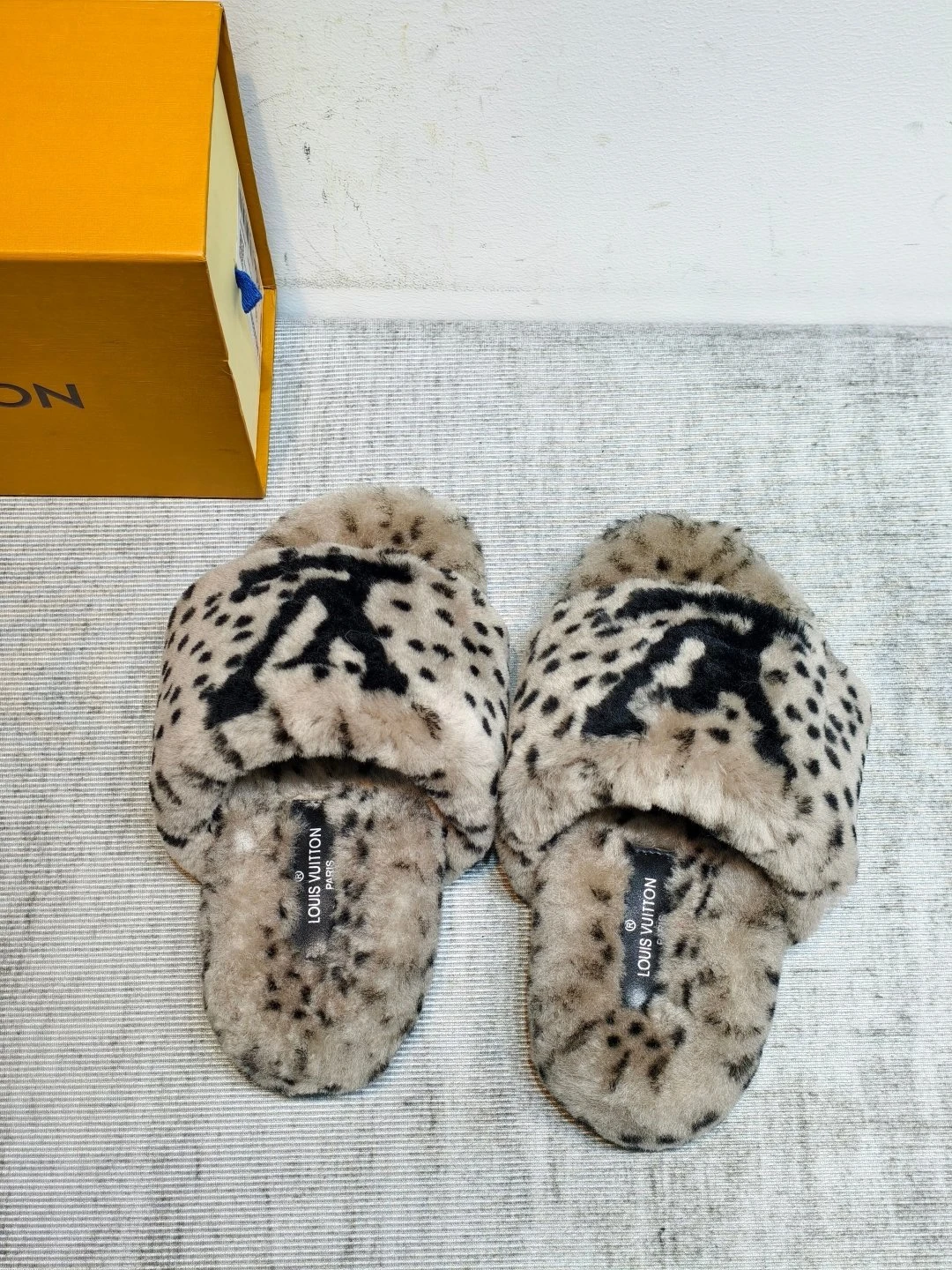 LV 26K New Fur Slippers