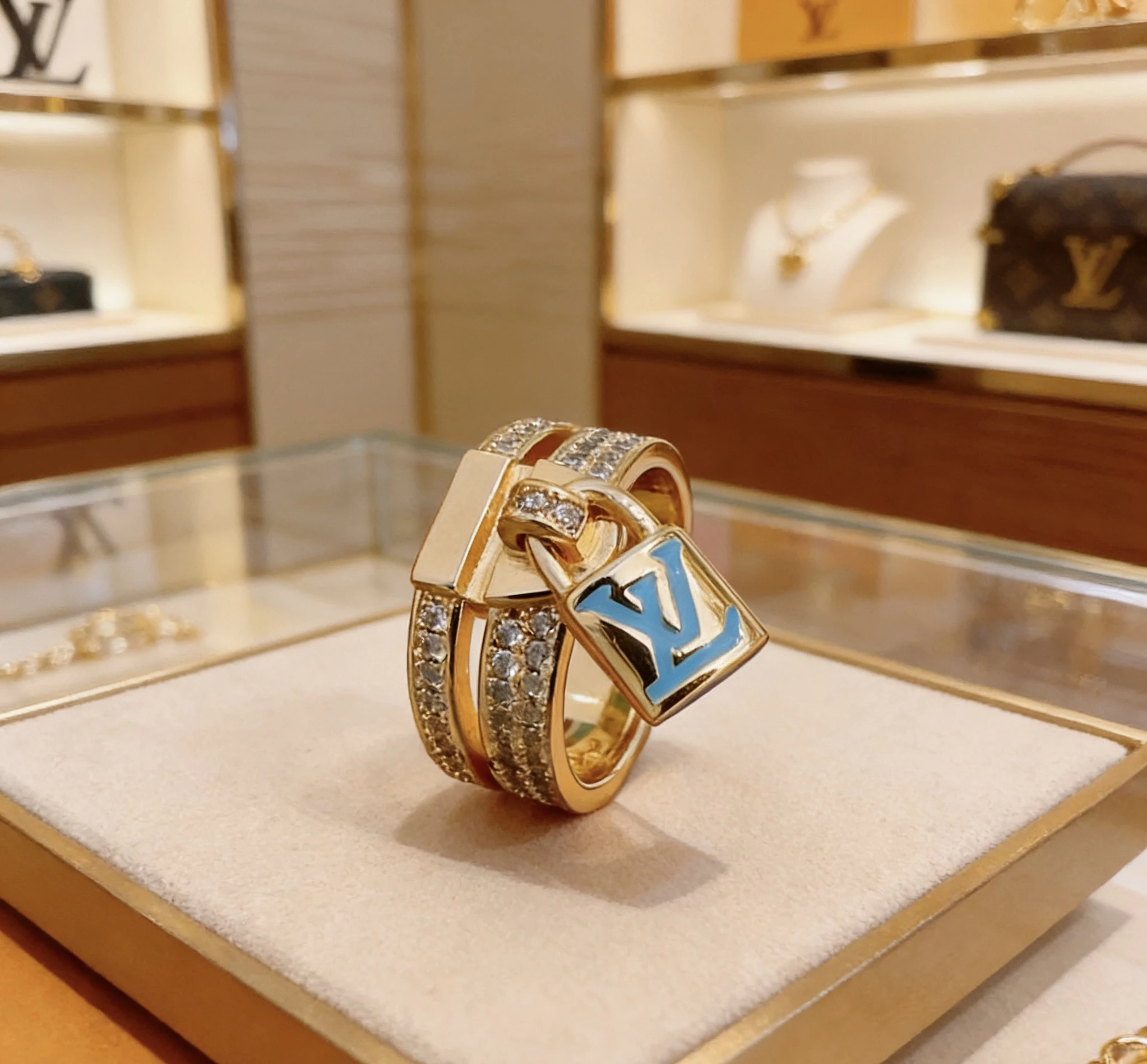 LV Ring