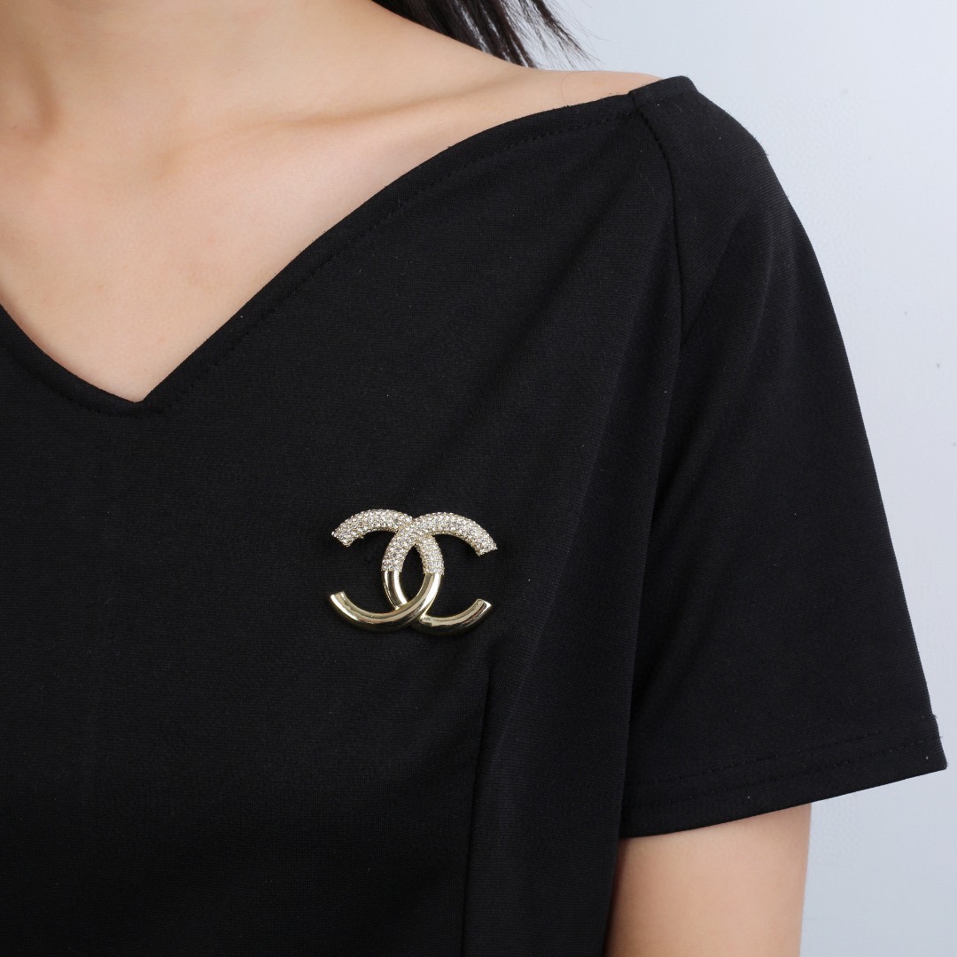 CHANEL Brooch