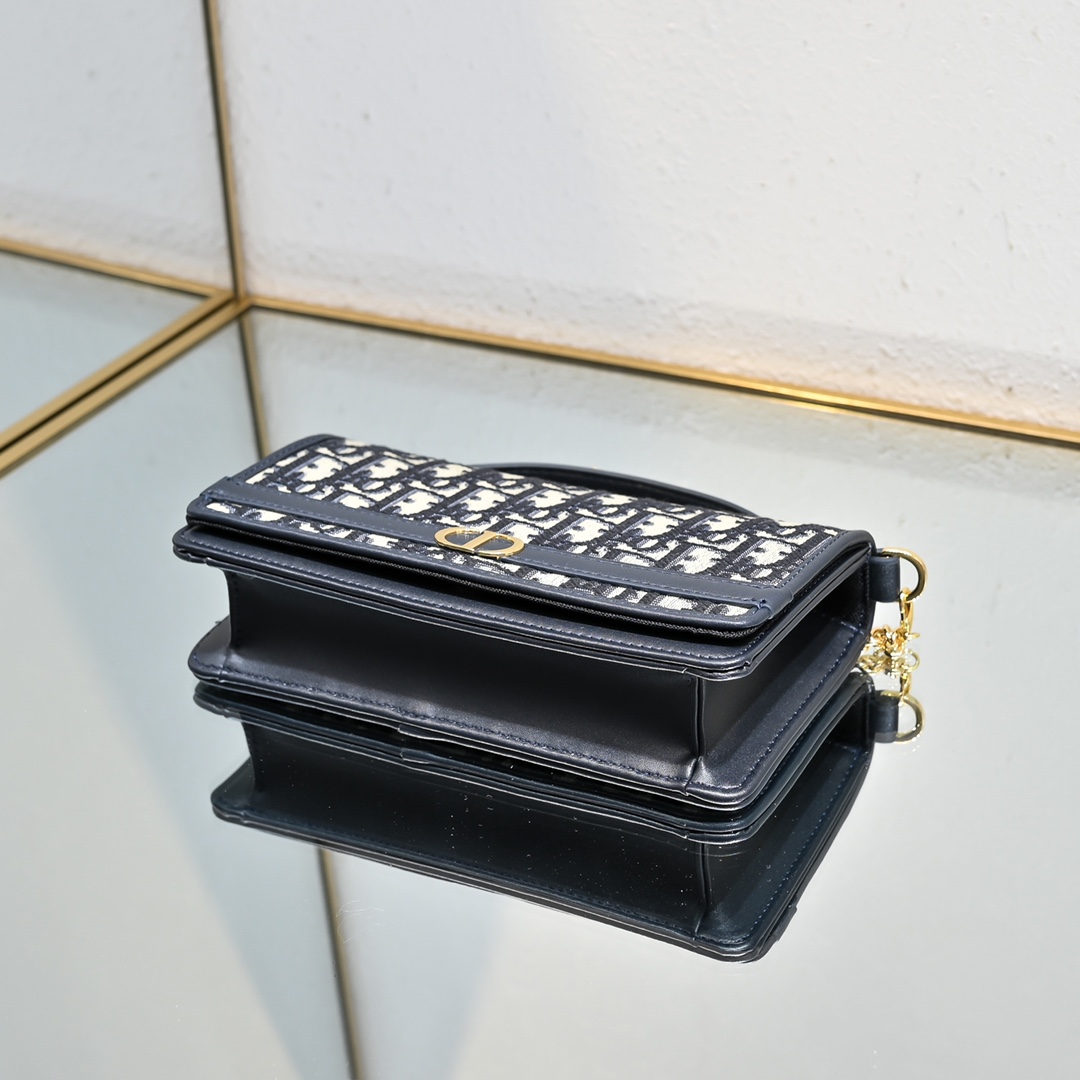 𝗗𝗶𝗼𝗿 𝗠𝗼𝗻𝘁𝗮𝗶𝗴𝗻𝗲 Chian Bag