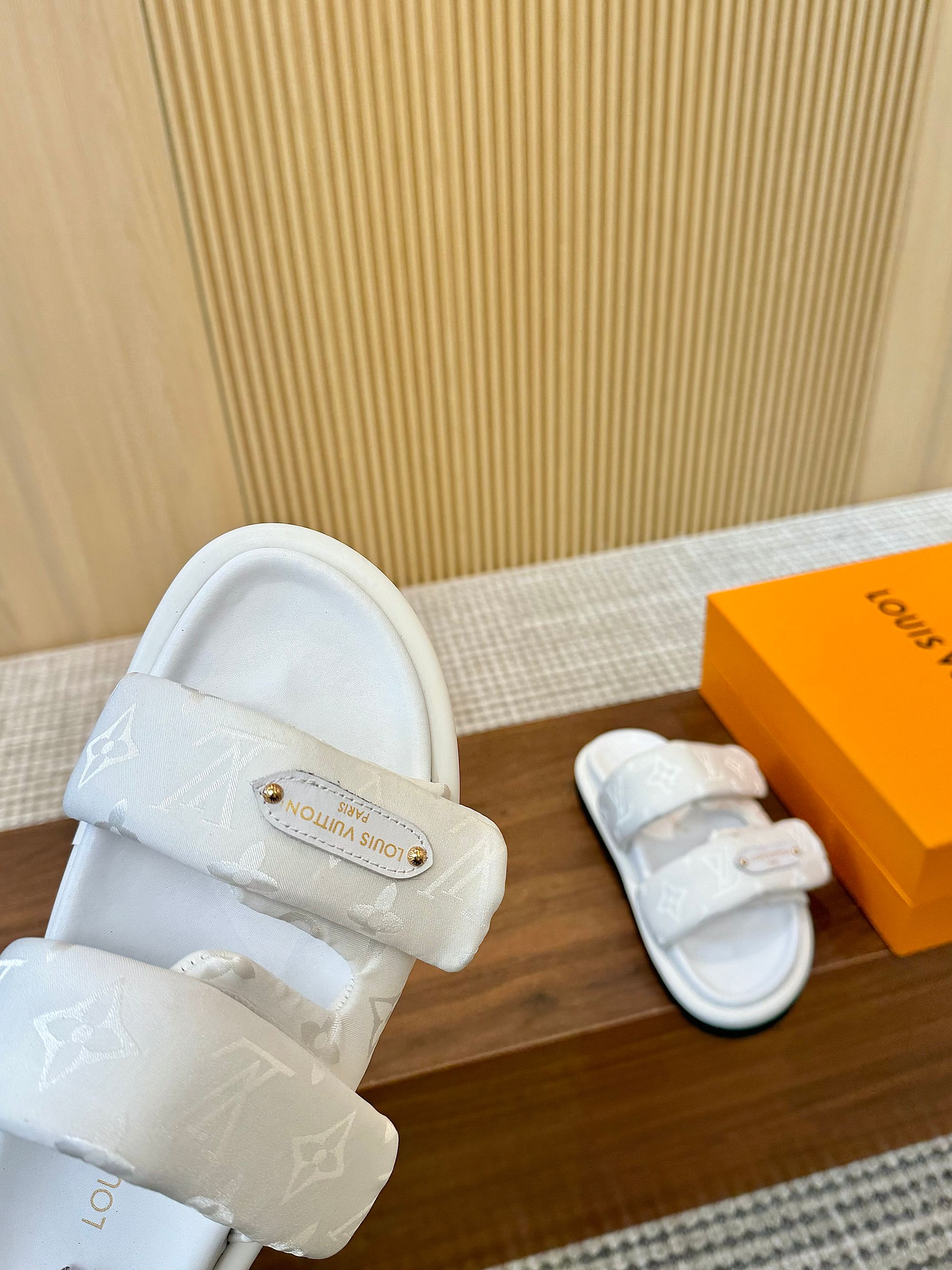 Louis Vuitton Slippers