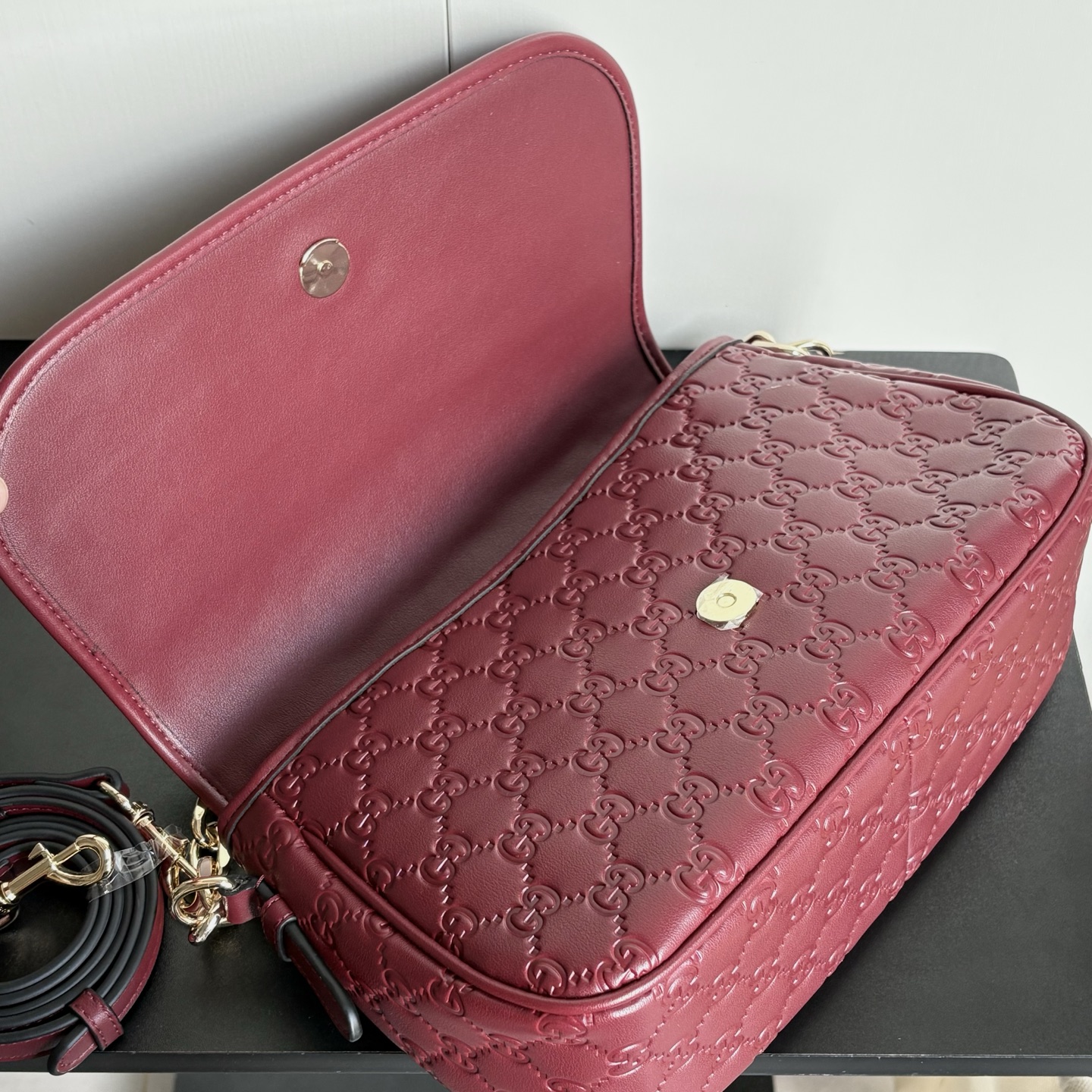 Gucci Emblem Embossing Chain Bag