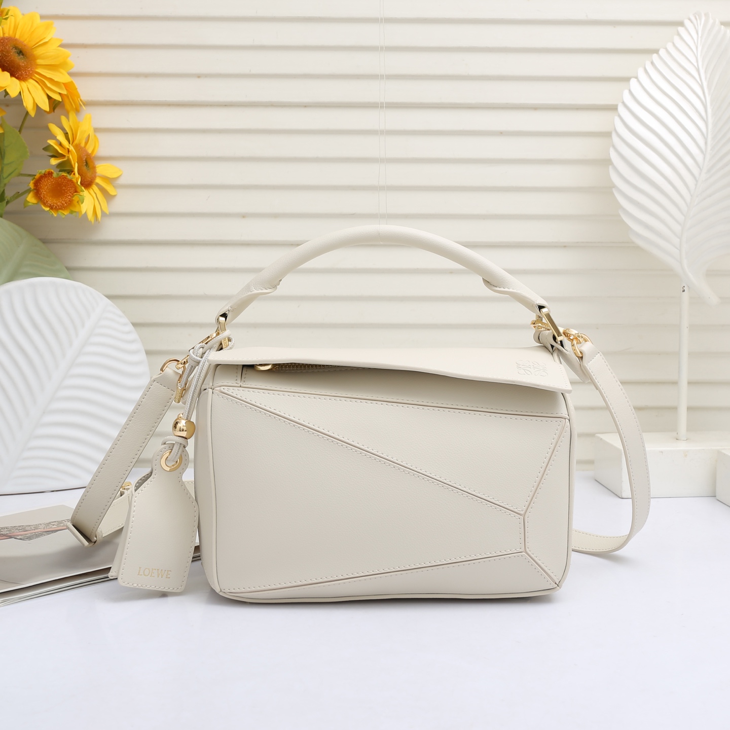 LOEWE Featherlight Puzzle2025