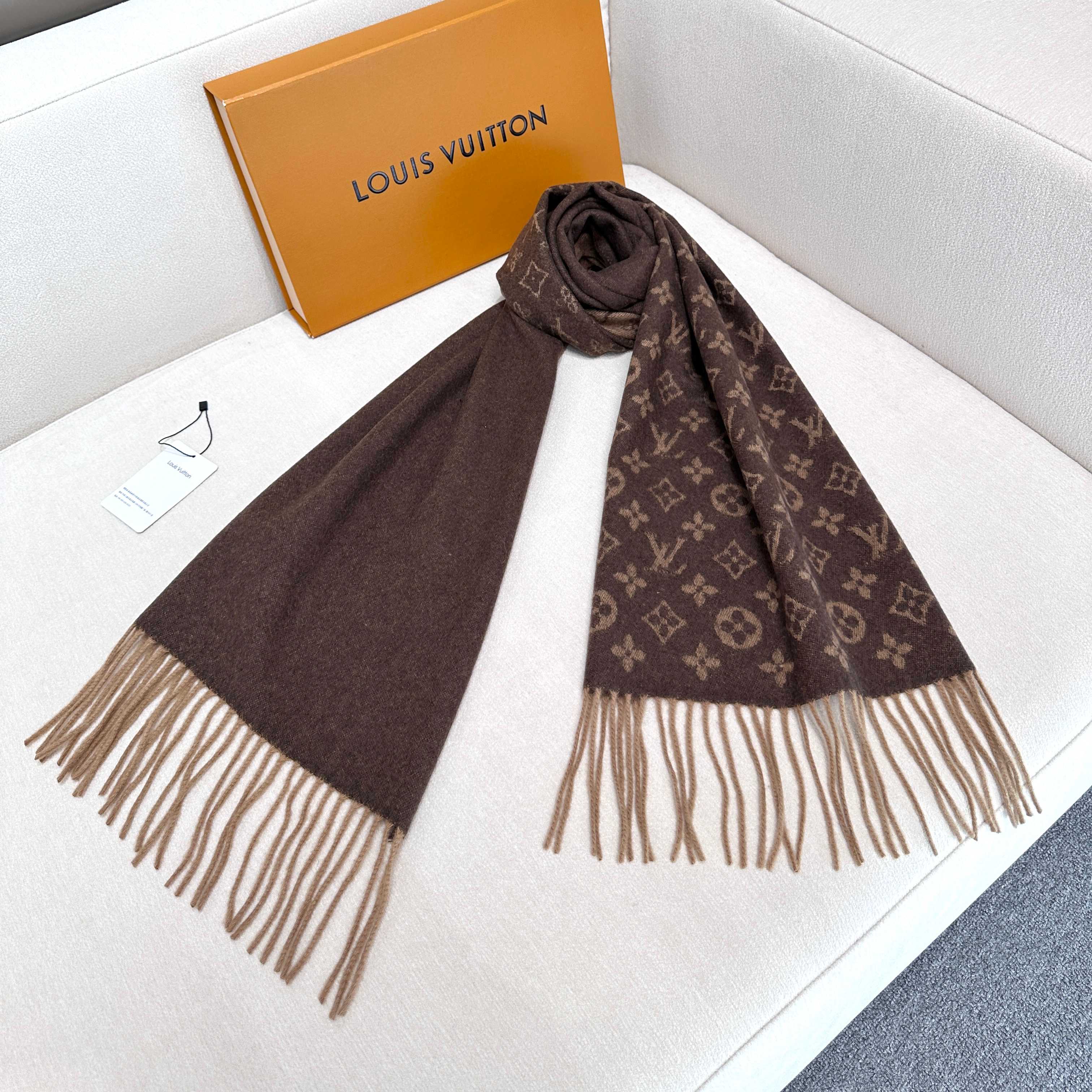 Louis Vuitton Classical Scarf for Men / women
