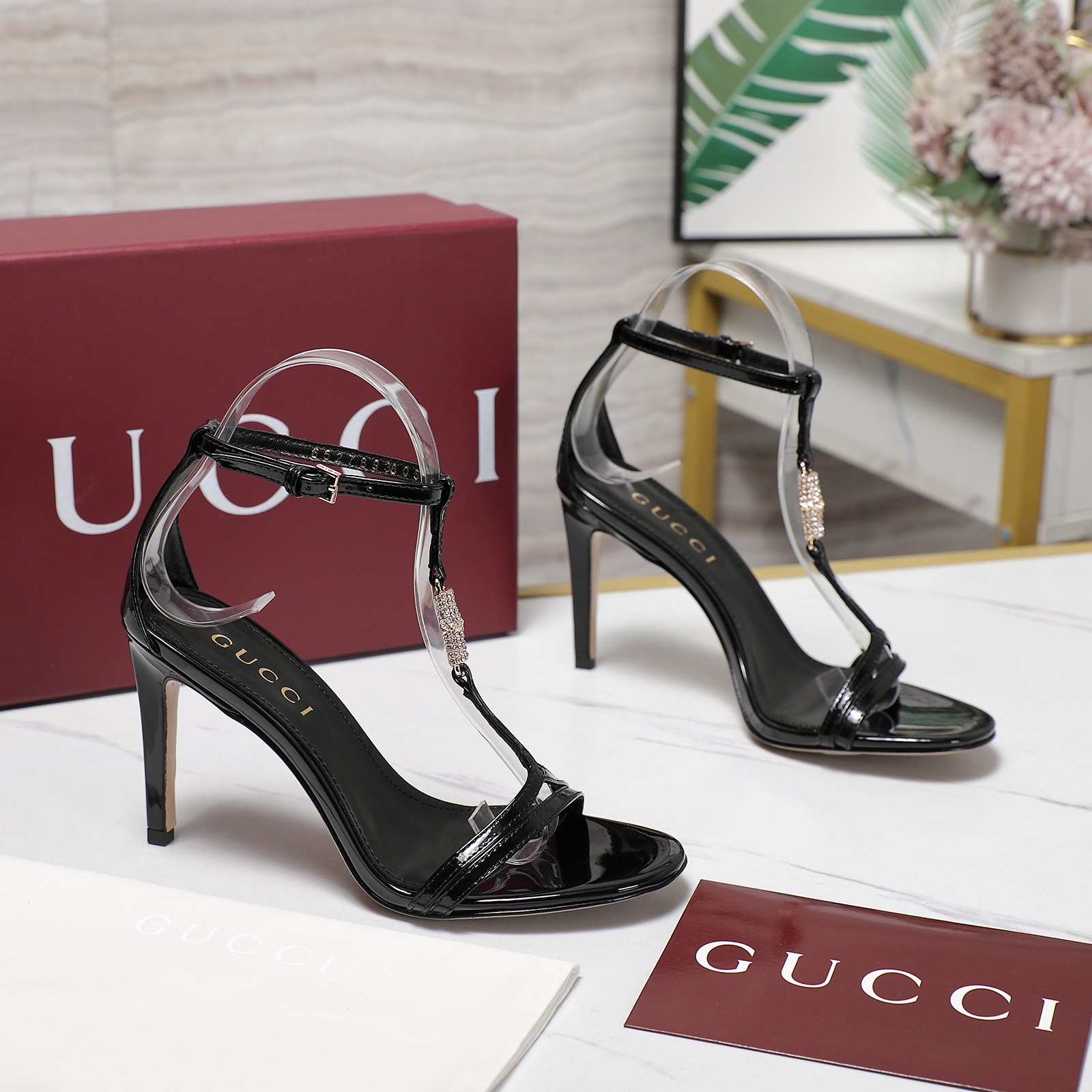 Gucci Round-toed sandals