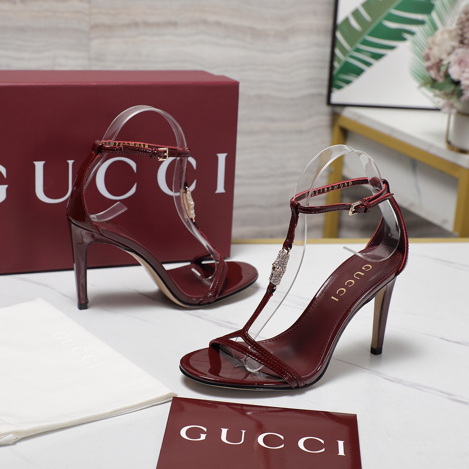 Gucci Round-toed sandals