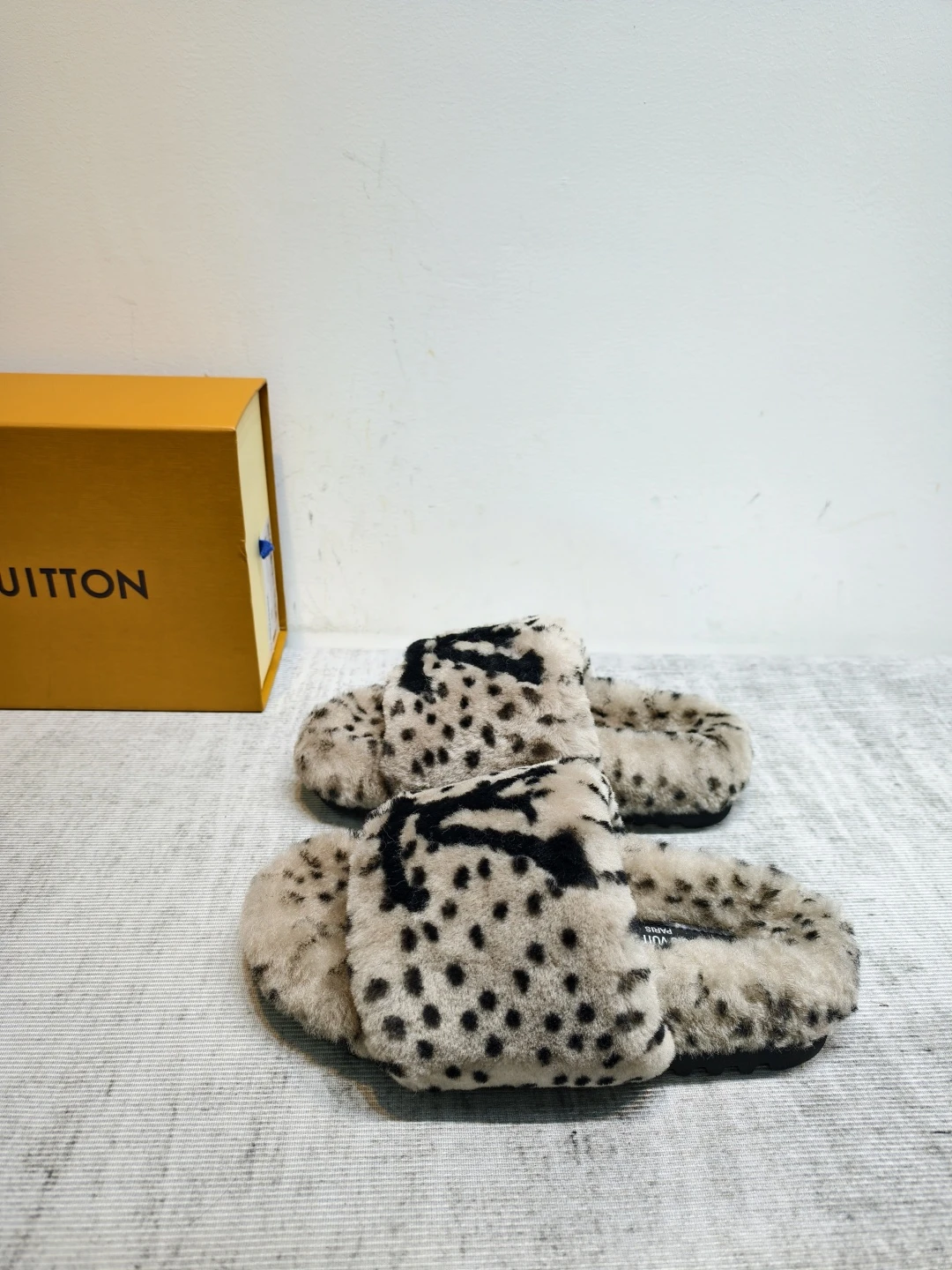 LV 26K New Fur Slippers