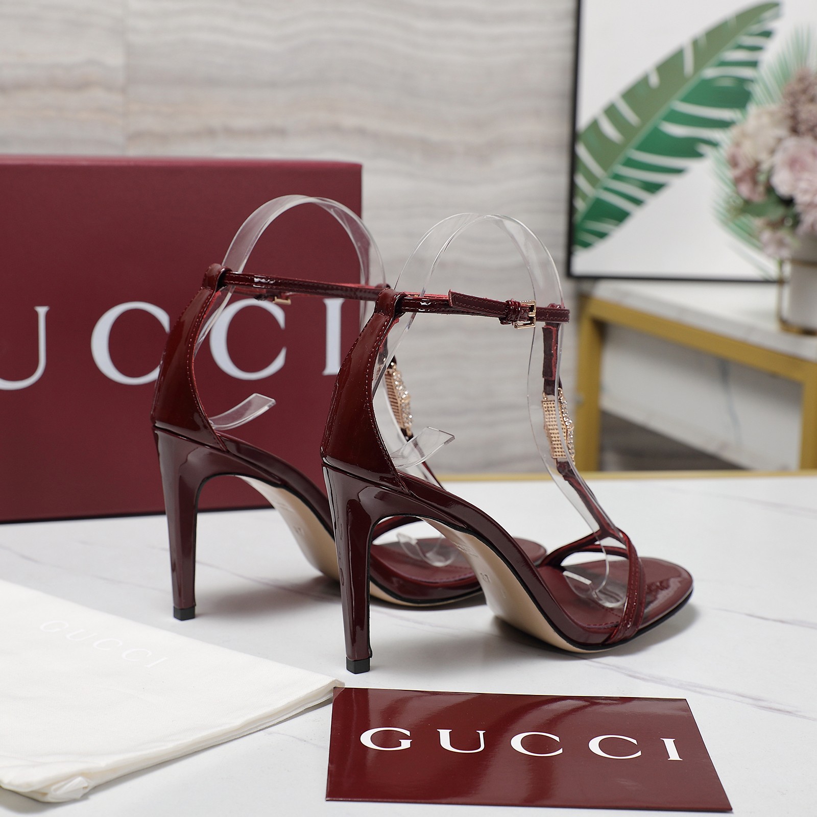 Gucci Round-toed sandals